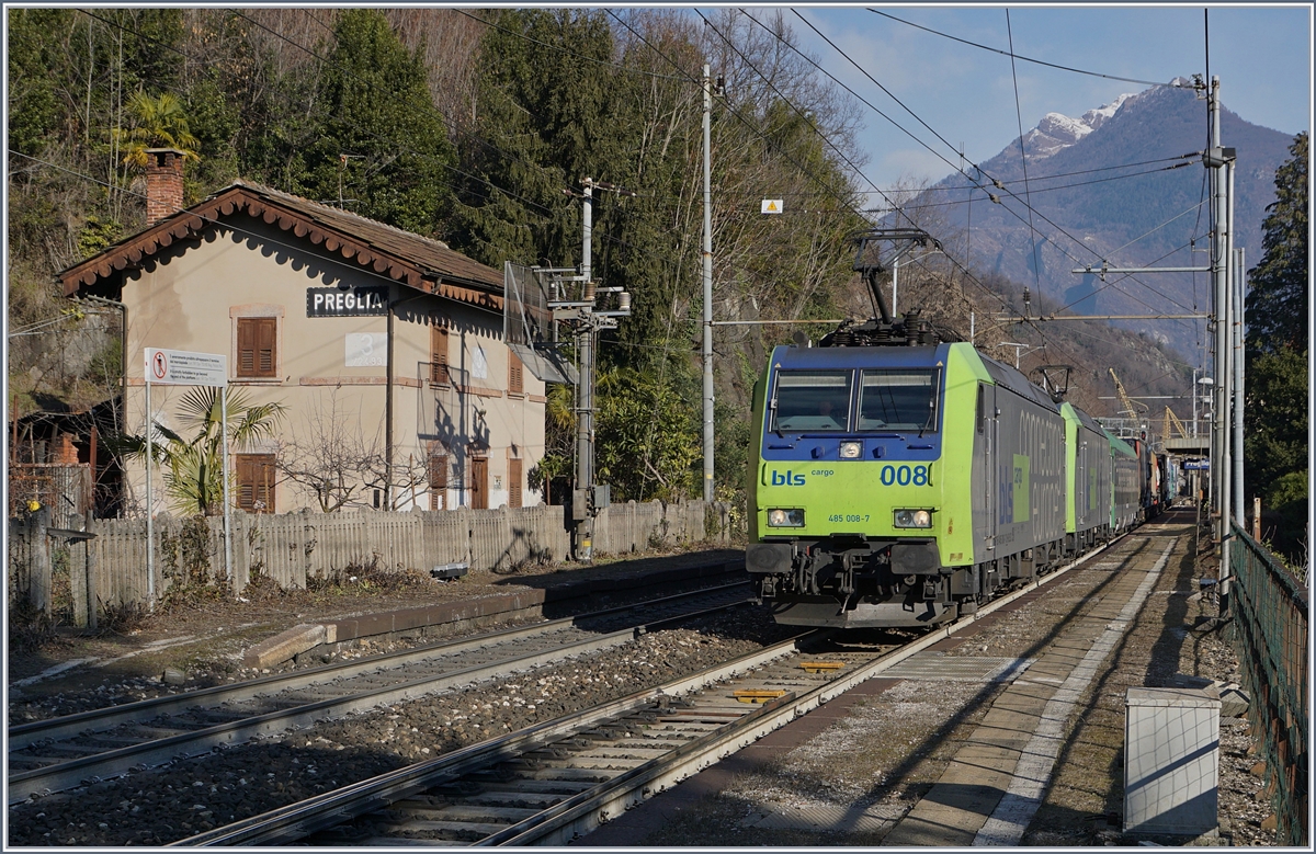Ich konnte mich nicht entschieden: Soll ich den schönen Gebäudekomlex rechts oder das Diensthaus links ins Bild nehmen?
Wie gut fuhren die beiden BLS Re 485 mit ihrer Rola so langsam über die Spurwechslstelle in Preglia, dass ich beide Varianten fotografieren konnte.
7. Jan. 2017