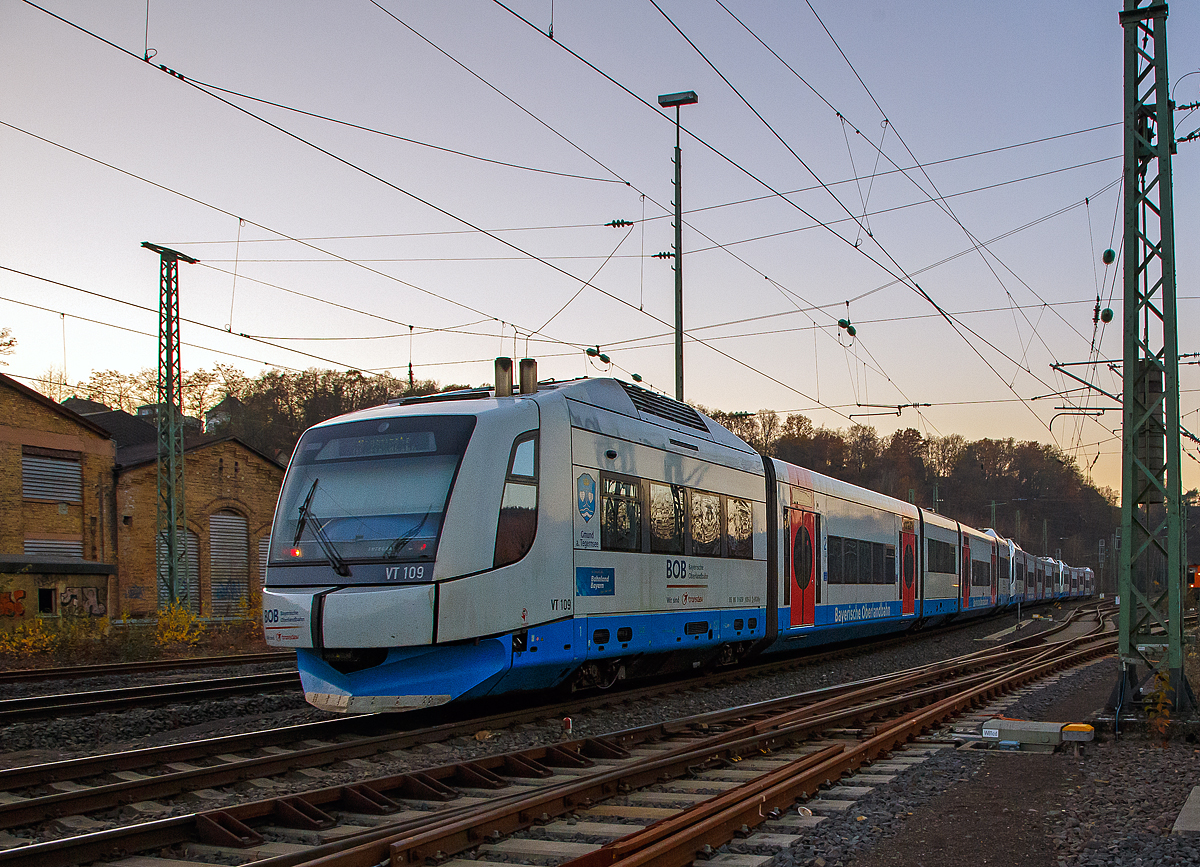 
Ich war schon sehr überrascht sie hier oben in der Mitte Deutschlands zu sehen, aber nun weiß ich warum, denn sie gehen ins Rheinland zur Regiobahn GmbH (Regionale Bahngesellschaft Kaarst-Neuss-Düsseldorf-Erkrath-Mettmann-Wuppertal mbH). 

Die Bayerische Oberlandbahn (BOB) ersetzte zwischen Juni und Juli 2020 alle 17 Integral-Züge sukzessive mit Neufahrzeugen vom Typ Alstom LINT. Gründe hierfür sind unter anderem die wesentlich höhere Umweltfreundlichkeit der Neufahrzeuge (um 86 % verringerter Stickoxid-Ausstoß gegenüber den Integral-Zügen), die zudem erhebliche Fortschritte im Fahrgastkomfort durch eine deutlich reduzierte Lärmbelastung versprechen. Auch ist die Ersatzteilversorgung für die Integral-Züge seit der Insolvenz  der Integral Verkehrstechnik AG (Jenbach) im Jahre 2001 stark eingeschränkt. Des Weiteren lassen sich die Züge der Typen Integral und LINT nicht untereinander koppeln, was gerade im Flügelungssystem der BOB unpraktisch ist. Nach der Ausmusterung wird ein Teil der Fahrzeuge an die Regiobahn GmbH in Mettmann abgegeben. Mit dem Fahrplanwechsel im Dezember 2020 sollen die Fahrzeuge dort die bisherige Fahrzeugflotte vom Typ Talent vollständig ersetzen. Dort sollen sie auf der Regiobahn-Strecke Kaarst–Düsseldorf–Mettmann eingesetzt werden. Die ersten drei Integral erreichten ihre neue Heimat in Mettmann im September 2020, wobei die Integral nur eine Übergangslösung sein sollen, da die Strecke elektrifiziert werden sollen. Und dies hier ist wohl ein weitere Lieferung:

Drei Integral S5D95 noch im Outfit und mit Registrierung der Bayerische Oberlandbahn (BOB) auf Überführungsfahrt fahren am späten Nachmittag des 27.11.2020 durch Betzdorf (Sieg) in Richtung Köln. Es waren der VT104 „Bayrischzell“, der VT111 „Tegernsee“ und der VT 109 „Gmund am Tegernsee“ 
