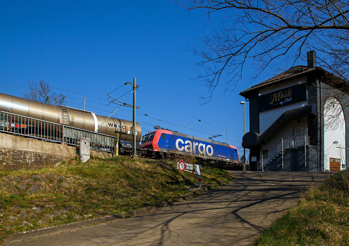 Ich war schon wieder am Parkplatz, als ich sie heran donnern hörte....
Die Re 482 005-6 (91 85 4482 005-6 CH-SBBC) der SBB Cargo AG fährt man 23.03.2022 mit einem Kesselwagenzug durch Betzdorf (Sieg) in Richtung Siegen.