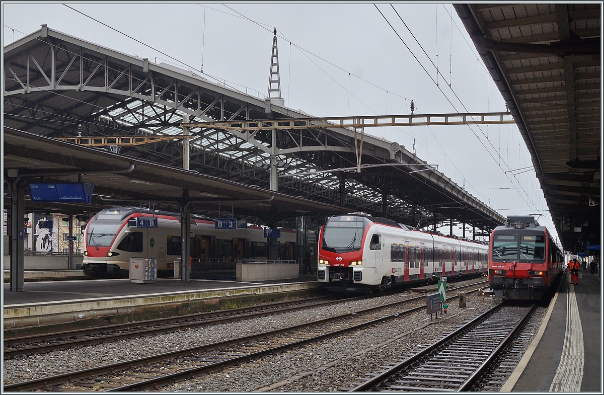 ie neuen Flirt 3 RABe 523.1 in der Region Lausanne dienen in erster Linie zur Ausweitung des Angebots der RER VAUD, werden aber wohl längerfristig die noch zahlreich bei der RER VAUD eingesetzten Domino Züge ersetzen. Im Bahnhof von Lausanne zeigen sich ein  alter  Flirt RABe 523, in der Bildmitte die beiden RABe 523 103 (UIC 94 85 4 523 103-7 CH-SBB) und RABe 523 104 (UIC 9485 4 523 104-1 CH-SBB) als S 5 nach Aigle und auf Gleis 1 ein angekommener RBDe 560  Domino .

10. Februar 2021