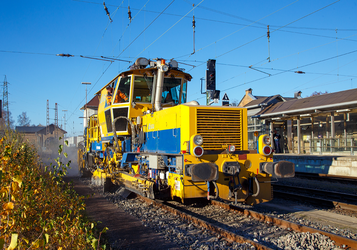 
Im Einsatz die Plasser & Theurer Schnellschotterplaniermaschine SSP 110 SW (Schweres Nebenfahrzeug Nr. 97 16 46 516 18-9; EBA 04 B09 B017) der DGU - Deutsche Gleisbau-Union am 17.11.2018 beim Bahnhof Kreuztal.

Der Schotterpflug wurde 2007 von Plasser & Theurer unter der Masch. Nr. 840 gebaut.

TECHNISCHE DATEN der SSP 110 SW:
Spurweite: 1.435 mm
Eigengewicht: 44 t
zul. Anhängelast: 40 t
Länge über Puffer: 17.230 mm
Achsabstand: 8.100 mm
Achsanzahl: 2 (große Räder)
Motorleistung: 400 kW
Höchstgeschwindigkeit: 100 km/h
Kleinster befahrbarer Radius: 120 m
zul. Streckenklasse: D4 oder höher
Zur Mitfahrt zugel. Personen: 3
