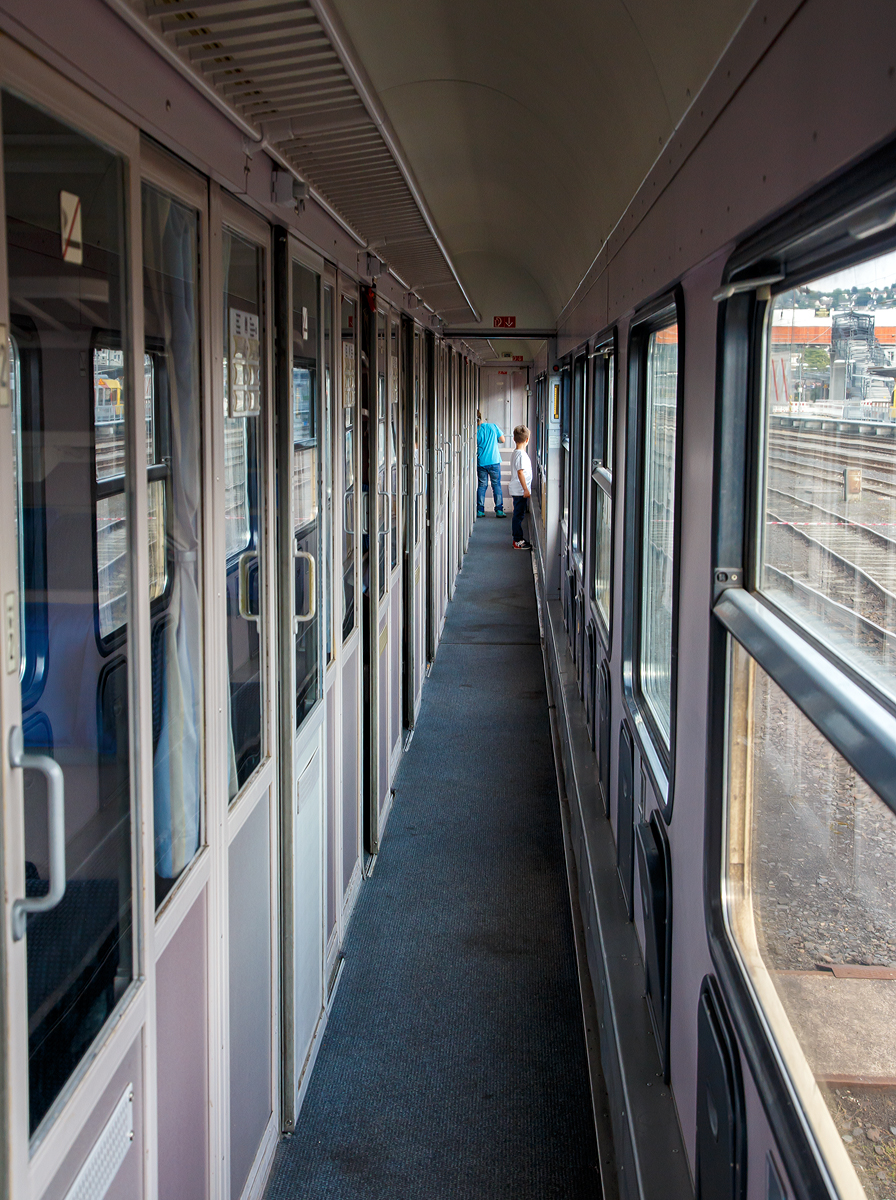 
Im Gang des 2.Klasse Intercity-Abteilwagen (UIC-X-Wagen) in ozeanblau-beige, D-DB 51 80 22-90 489-1, der Gattung/Bauart Bm235.0, vom DB Museum Koblenz zu Besuch am 26.08.2017 im Südwestfälischen Eisenbahnmuseums in Siegen.