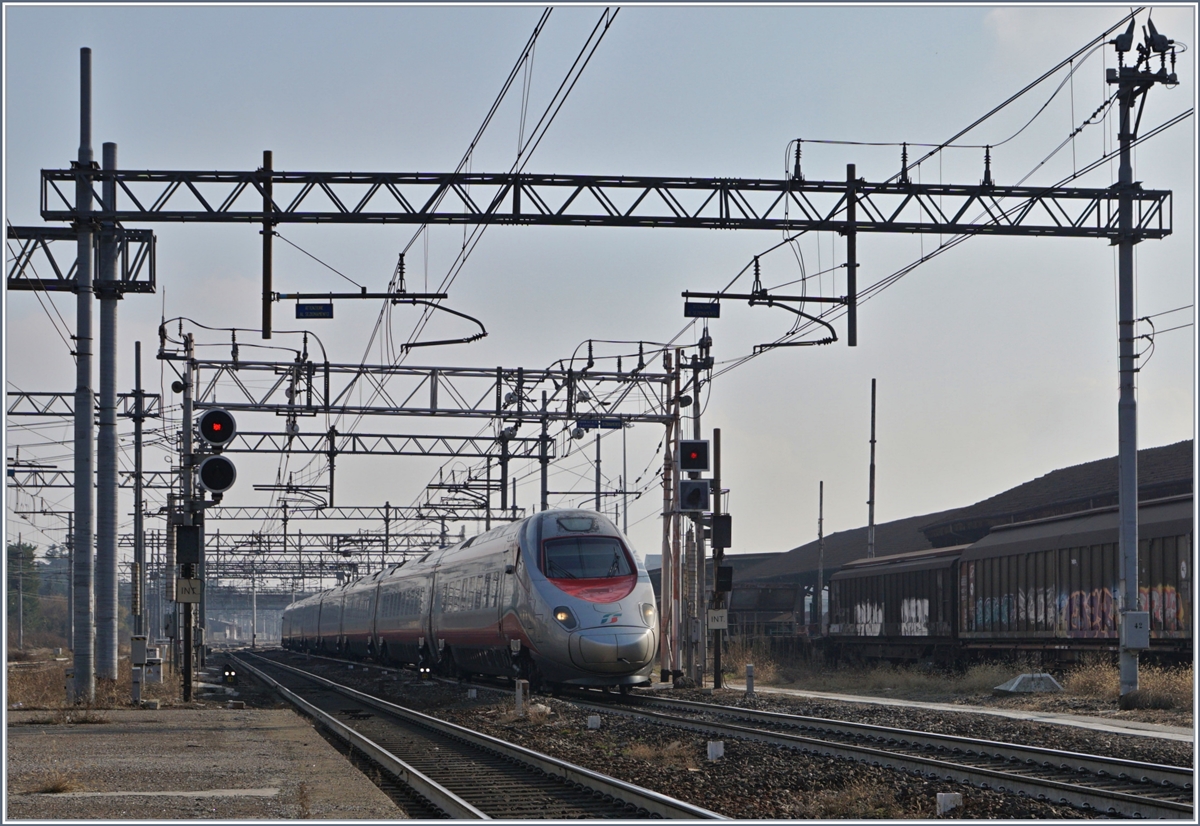 Im Gegenlicht fährt ein FS Trenitalia ETR 610 als EC 34 Richtung Genève durch den Bahnhof von Gallarate.
16. Jan. 2018