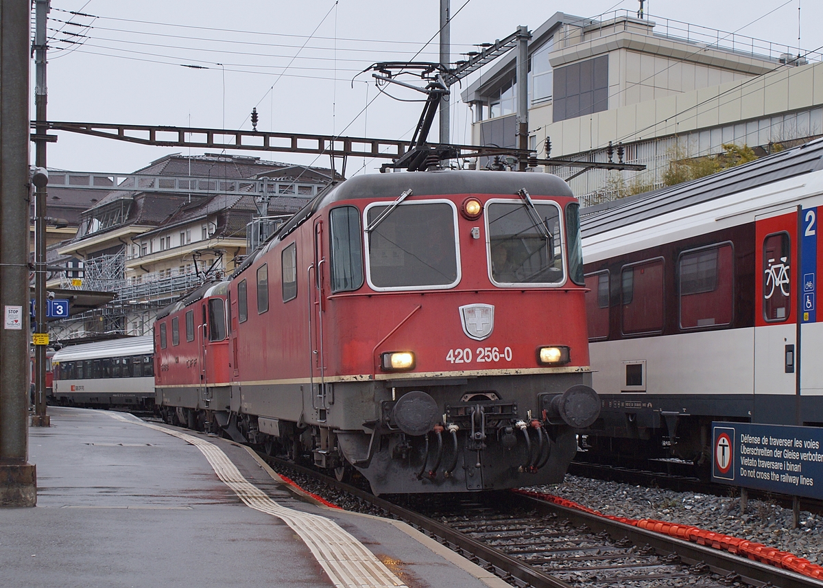 Im Güterzugsdienst (und auch bei der BAM) bleiben die SBB Re 4/4 II in der Westschweiz  zumindest noch für eine Weile im Einsatz. Die beiden SBB Re 4/4 II 11256 (91 85 4420 256-0 CH-SBBC) und Re 4/4 II 11340 (91 85 4420 340-2 CH-SBBC) verlassen Lausanne in Richtung Palézieux. 

8. Dezember 2021