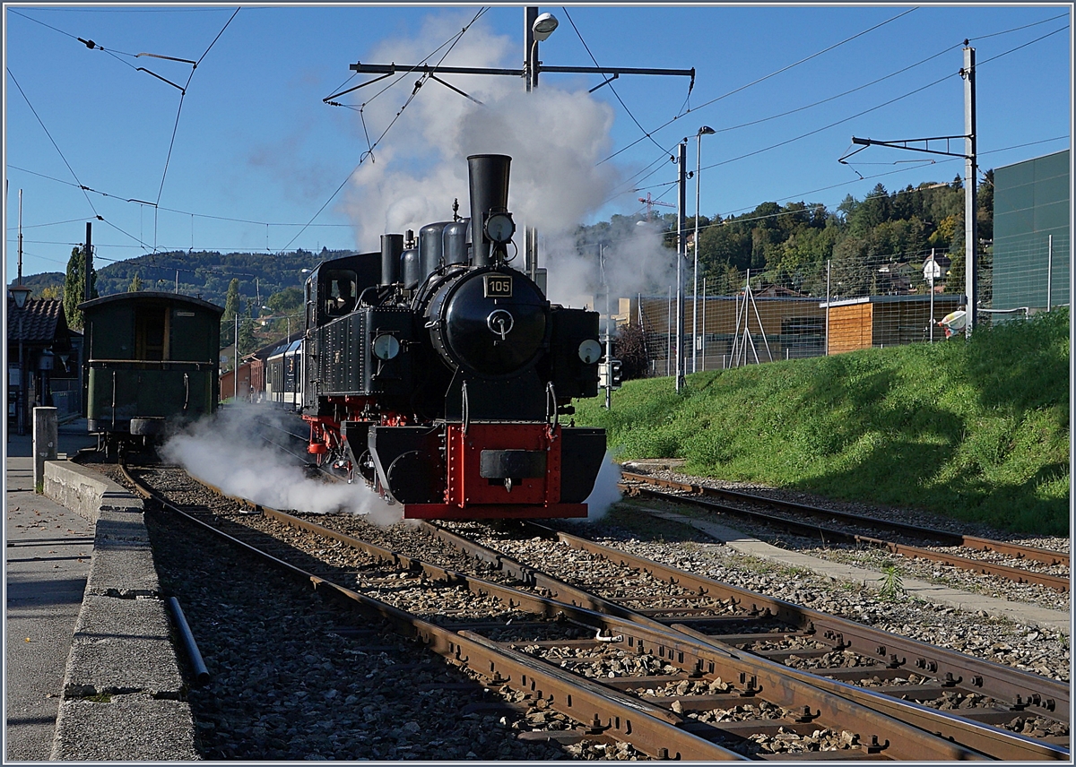 Im Herbstlicht dampft die G 2x2/2 105 bei ihrem Manöver im Bahnhof von Blonay. 

3. Okt. 2020