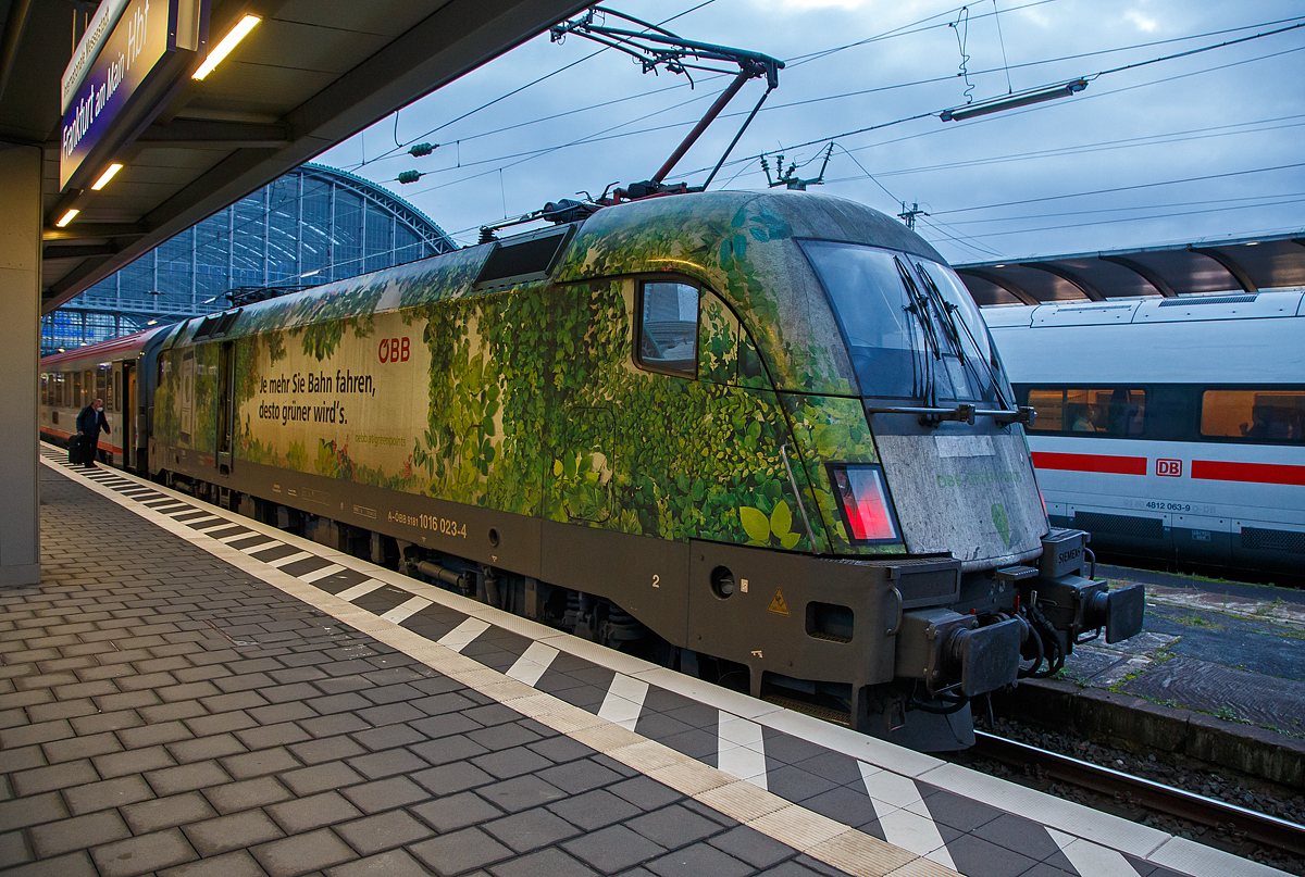 Im Sandwich, geführt von der ÖBB 1116 274 und nach geschoben von der ÖBB 1016 023, erreicht der IC 2298 von Stuttgart Hbf am Morgen des 26.10.2021 den Endbahnhof Frankfurt am Main Hauptbahnhof. Gleichdrauf wird er als EC 113 nach Klagenfurt Hbf bereitgestellt. Wir fahren bis Stuttgart Hbf mit. 

Hier die Taurus I ÖBB 1016 023 mit Werbung „ÖBB Green Point“ (91 81 1016 023-4 A-ÖBB) für den IC 2298 war sie Schublok, für den EC 113 wir sie bis Stuttgart Hbf Zuglok sein. Sie wurde 2000 vom Siemens-TS Werk in Linz unter der Fabriknummer 20371 gebaut und an die ÖBB - Österreichische Bundesbahnen geliefert.