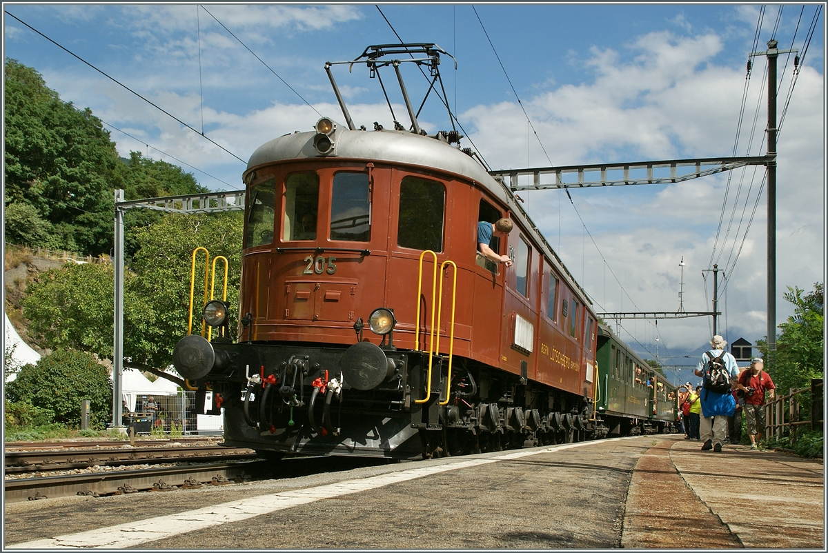 Immer wieder faszinierend sch�n: Die BLS Ae 6/8 205, hier beim Halt in Ausserberg.
(100 Jare BLS)
7. Sept. 2013
