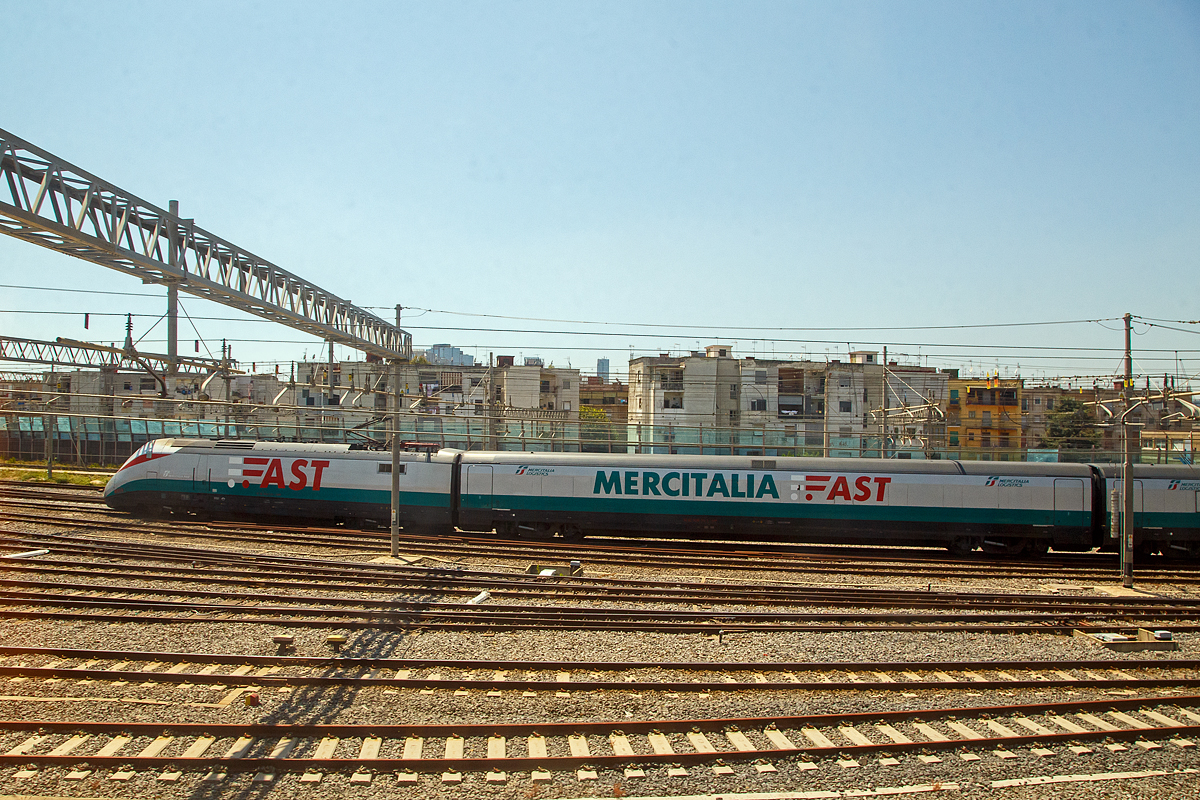 In Italien verkehrt jetzt der weltweit erste Hochgeschwindigkeitszug für Güter, hier der ETR 500 – M 01der Mercitalia Fast am 16.07.2022 abgestellt in Neapel, aufgenommen aus einem Zug heraus.

Ende Oktober 2018 wurde im FS-Frachtterminal Maddaloni-Marcianise (Caserta) der neue Dienst  Mercitalia Fast  vorgestellt. Es wurde der erste Frachtdienst der Welt im italienischen AV/AC-Hochgeschwindigkeitsnetz eröffnet.

 Mercitalia Fast  wurde entwickelt, um die Bedürfnisse von Kunden wie Expresskurieren, Logistikern, Herstellern, Händlern und Immobilienentwicklern zu erfüllen. Die Güter werden an Bord eines Hochgeschwindigkeitszuges ETR 500 mit einer Ladekapazität von 18 Tir transportiert. Der Einsatz von Rollcontainern macht das Be- und Entladen schnell, effizient und sicher. „Mercitalia Fast“ verbindet montags bis freitags in dreieinhalb Stunden die Logistikdrehscheibe Bologna Interport im Norden und das Terminal Maddaloni-Marcianise bei Neapel. Der neue Zug sei die erste Hochgeschwindigkeitsverbindung für Güter weltweit und soll eine neue Ära Mercitalia einläuten, die Güterverkehrstochter der staatlichen Eisenbahn FS Italiane.

Dieser erste Mercitalia Fast-Service wird die wichtigste italienische Autobahn (A1) jährlich um rund 9.000 Lkw entlasten und die Kohlendioxidemissionen in die Atmosphäre um 80 % im Vergleich zum Straßenverkehr senken.
