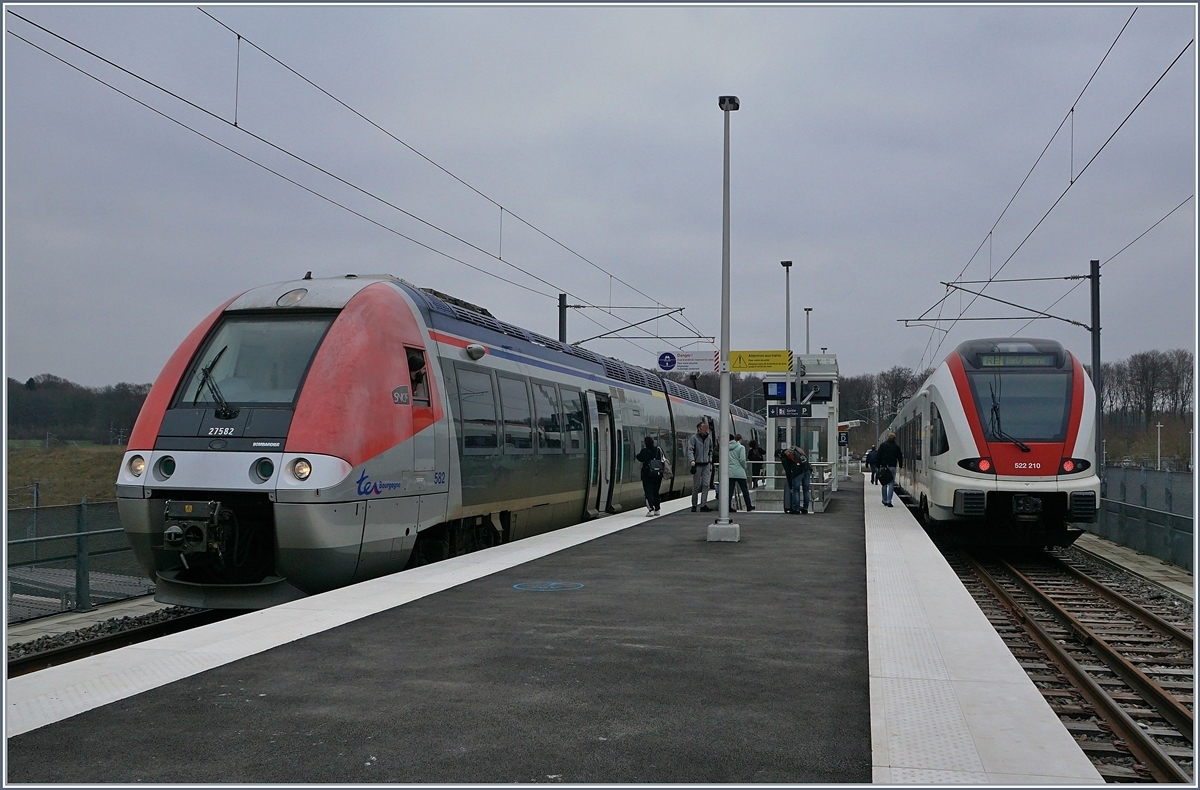 In Meroux warten der SNCF Z 27582 als TER nach Belfort und der SBB RABe 522 210 als RE nach Biel/Bienne auf die baldige Abfahrt.

15. Dez. 2018
