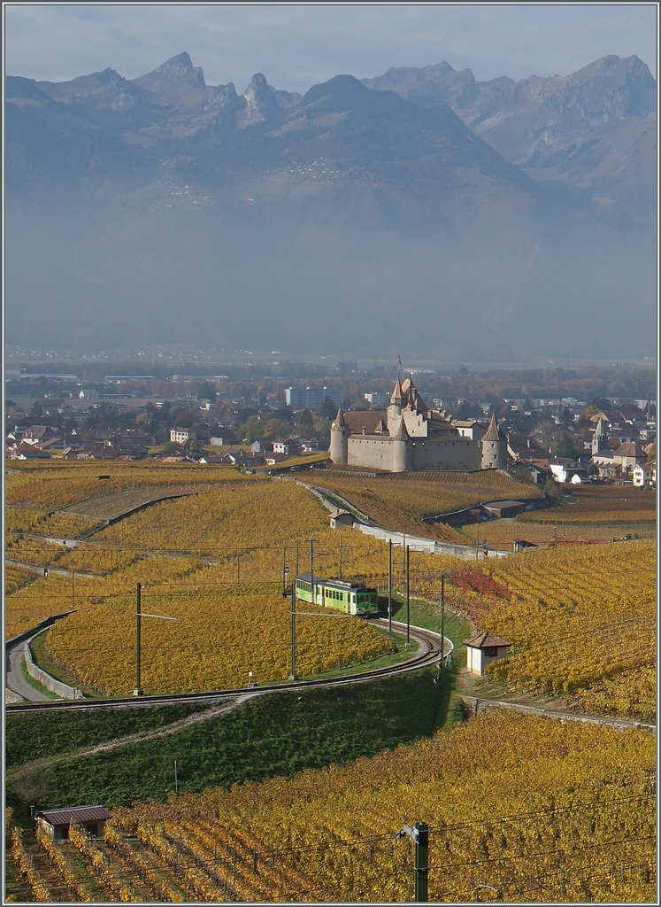 In weiten Kurven gewinnt die ASD Strecke in den Weinbergen bei Aigle an Höhe, bzw. lässt den ASD Regionalzug sachte ins Tal fahren. 
4. Nov. 2015