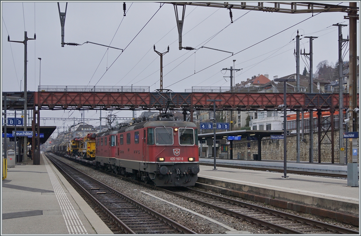 In der Westschweiz haben sich die Re 4/4 II aus dem planmässigen Reisezugverkehr verabschiedet, im Güterverkehr sind sie jedoch noch im Einsatz: Die SBB Re 4/4 II 11167 (Re 420 167-2) und eine weitere fahren mit einem Güterzug in Neuchâtel durch. 

20. Dezember 2021
