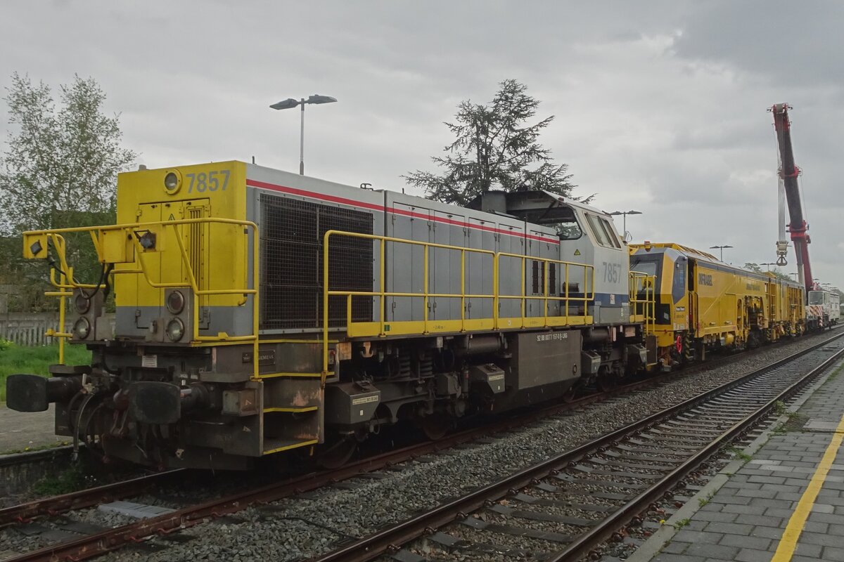 InfraBel 7857 steht am 6 Mai 2023 in Eeklo abgestellt, wird einige Tage später mit Gleisarbeiten zwischen Gent und eeklo anfangen.