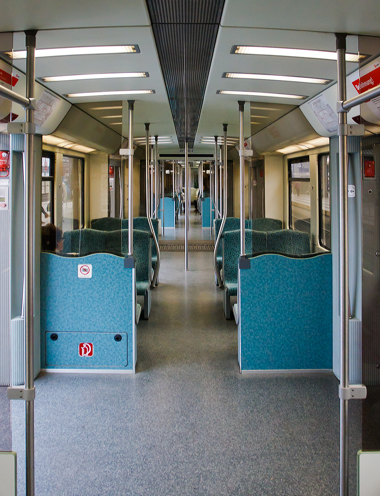 
Innenraum von einem elektrischer S-Bahn Triebzug der Baureihe 481/482 der S-Bahn Berlin in Berlin am 26.09.2014.