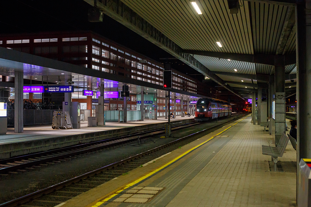Innsbruck Hbf am Abend des 25.03.2022 um 20:44 Uhr, auf Gleis 1 erreicht ein vierteiliger Elektrotriebwagen vom Typ TALENT (TAlbot-LEicht-NahverkehrsTriebwagen), Baureihe �BB 4024 den Bahnhof.