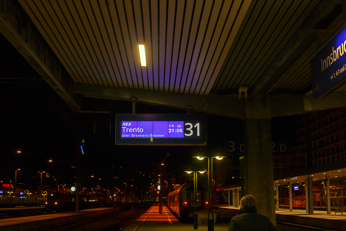 Innsbruck Hbf am Abend des 25.03.2022 um 20:44 Uhr, auf dem Stumpfgleis 31, soll um 21:05 Uhr unser RegionalExpress  (REX 1829) �ber den Brenner/Brennero nach Trento/Trient losfahren. Vom Brenner nach Trient wird er dann als R EG 1829 gef�hrt, wir fuhren bis Gossensa�/Colle Isarco mit.

Eigentlich wollten wir von W�rgl bis Innsbruck mit dem �BB Railjet (RJX 866 von Wien nach Bregenz) fahren, dieser wurde aber im DB Navigator mit Versp�tung angezeigt und dass der REX 1829 nicht warten w�rde. So nahmen wir in W�rgl gleich den RegionalExpress REX 2 und waren fr�h genug in Innsbruck Hbf. Sp�ter hatte dann doch dieser RegionalExpress  (REX 1829) �ber den Brenner/Brennero nach Trento gewartet. Zum Brenner/Brennero f�hrt sp�ter jeweils um 22, 23 und 0.05 Uhr noch ein Regionalzug, aber nicht weiter in s�dlicher Richtung.