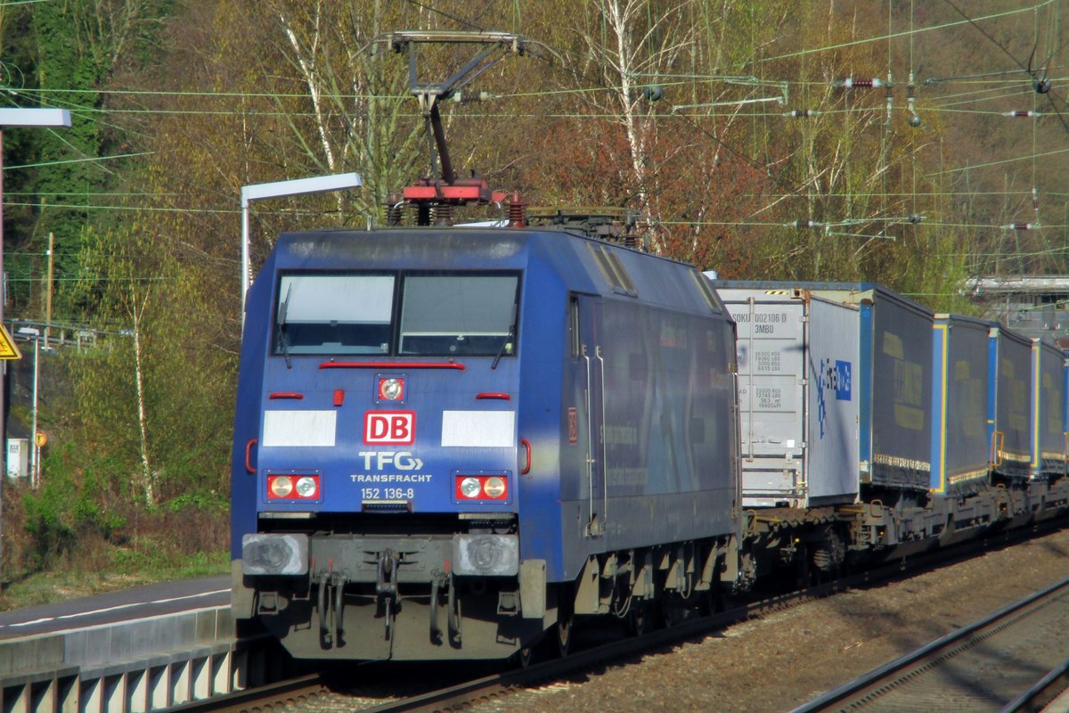 Ist es ein Flugzeug? Ist ces einer Kügel? Ist es vielleicht Superman? Nein, es ist ein Albatross und sogar 152 138 am 27 März 2017 in Bingen. 