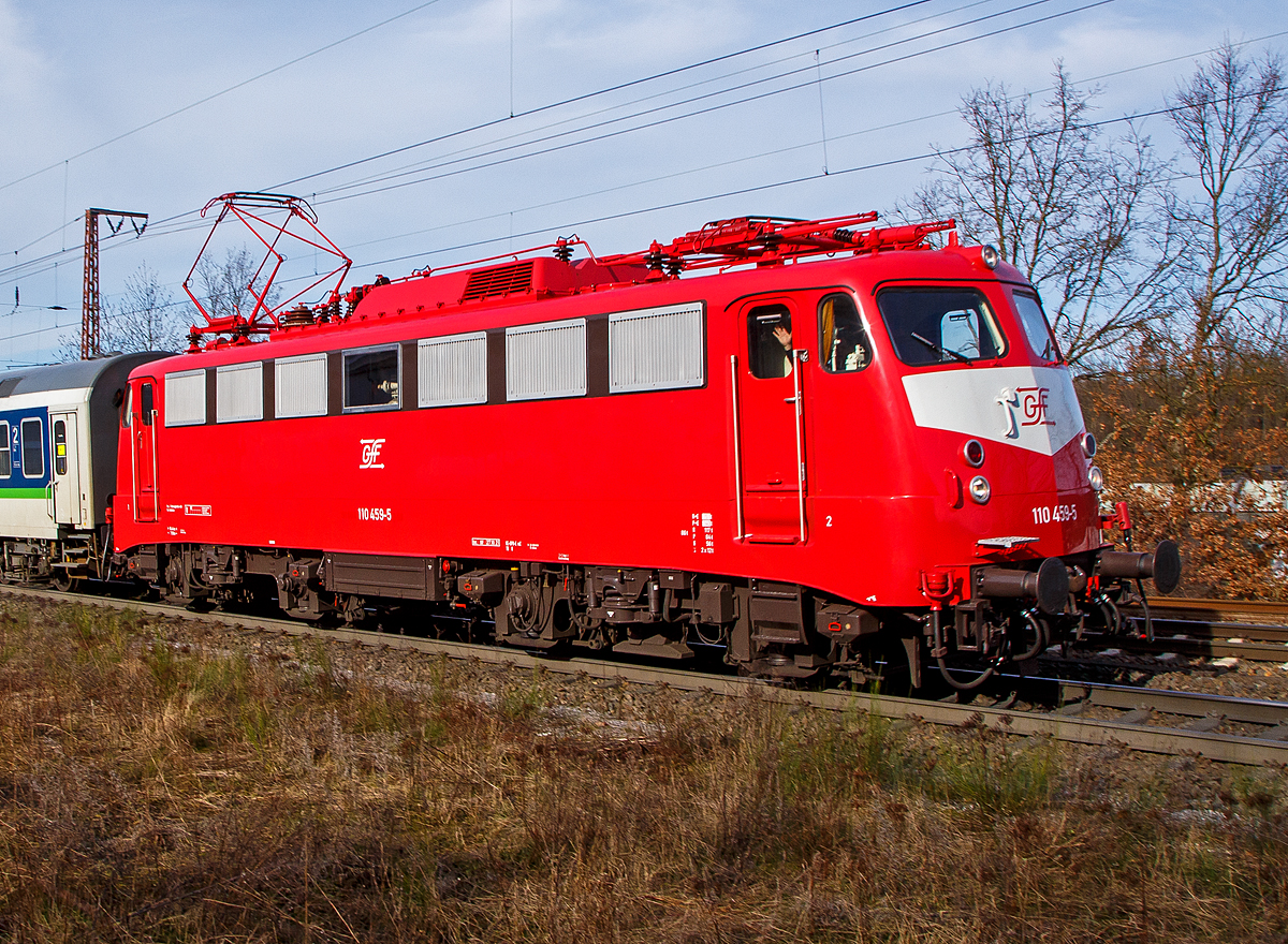 Ja, auch nochmal einen lieben Gruß zurück an den freundlich grüßenden Lokführer....Wobei ich doch sehr von der Fahrt überrascht wurde, da das folgende Vorsignal noch nicht „grün“ war, so war mein Fotopunkt ungeschickt.

In orientrot  mit Latz  die Bügelfalten E 10 GfF 110 459-5 (91 80 6110 459-5 D-GfF) der Gesellschaft für Fahrzeugtechnik mbH (GfE - Gesellschaft für Eisenbahnbetrieb mbH), fährt am 12.02.2022 mit einem leeren n-Wagen-Zug (2. Klasse Nahverkehrswagen) der TRI Train Rental GmbH, durch Rudersdorf (Kr. Siegen) in Richtung Gießen/Frankfurt a.M..

Die Lok wurde 1967 von Krauss-Maffei in München-Allach unter der Fabriknummer 19234 gebaut, die Elektrik ist von SSW (Siemens-Schuckert-Werke, Berlin). Sie wurde als E 10 459 an die Deutsche Bundesbahn geliefert. Mit der Einführung des EDV-Nummernsystems wurde sie zum 01.01.1968 zur DB 110 459-5, im Dezember 2005 ging sie an die DB AutoZug GmbH und wurde so nun zur DB 115 459-0 als solche wurde sie im September 2020 an die GfF  verkauft und auch erst als 91 80 6115 459-0 D-GfF geführt, seit der Revision und Neulackierung in orientroter Farbgebung im Oktober 2021 wird die wieder als 110 459-5 geführt.