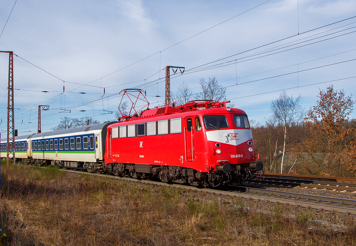 Ja, auch nochmal einen lieben Gruß zurück an den freundlich grüßenden Lokführer....Wobei ich doch sehr von der Fahrt überrascht wurde, da das folgende Vorsignal noch nicht „grün“ war, so war mein Fotopunkt ungeschickt.

In orientrot  mit Latz  die Bügelfalten E 10 GfF 110 459-5 (91 80 6110 459-5 D-GfF) der Gesellschaft für Fahrzeugtechnik mbH (GfE - Gesellschaft für Eisenbahnbetrieb mbH), fährt am 12.02.2022 mit einem leeren n-Wagen-Zug (2. Klasse Nahverkehrswagen) der TRI Train Rental GmbH, durch Rudersdorf (Kr. Siegen) in Richtung Gießen/Frankfurt a.M..

Die Lok wurde 1967 von Krauss-Maffei in München-Allach unter der Fabriknummer 19234 gebaut, die Elektrik ist von SSW (Siemens-Schuckert-Werke, Berlin). Sie wurde als E 10 459 an die Deutsche Bundesbahn geliefert. Mit der Einführung des EDV-Nummernsystems wurde sie zum 01.01.1968 zur DB 110 459-5, im Dezember 2005 ging sie an die DB AutoZug GmbH und wurde so nun zur DB 115 459-0 als solche wurde sie im September 2020 an die GfF  verkauft und auch erst als 91 80 6115 459-0 D-GfF geführt, seit der Revision und Neulackierung in orientroter Farbgebung im Oktober 2021 wird die wieder als 110 459-5 geführt.