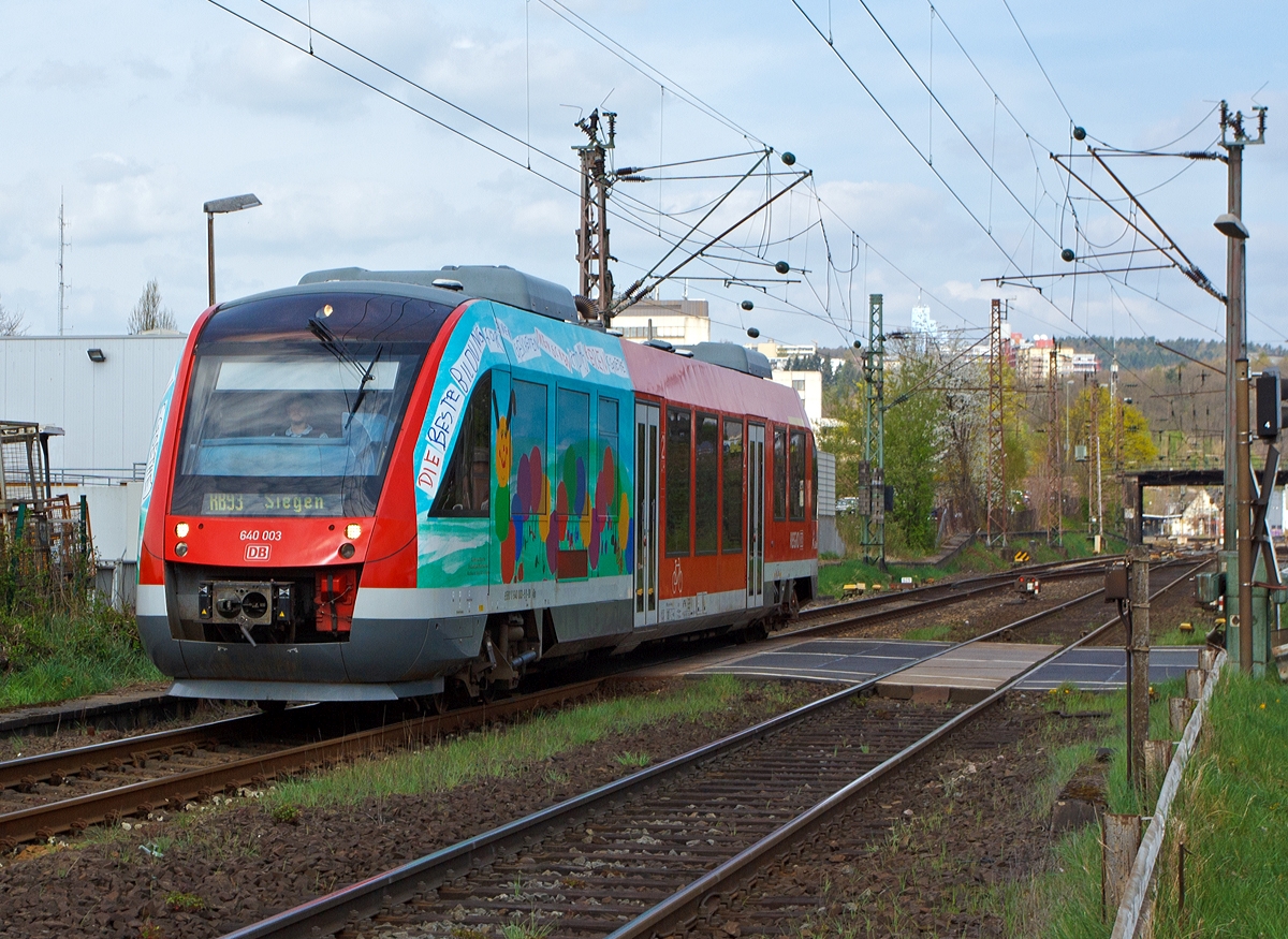 
Ja das gibt es auch, eine Werbe LINT 27.....

Der Dieseltriebwagen 640 003-9 (9580 0 640 003-9 D-DB ABp) ein Alstom Coradia LINT 27 der DreiLänderBahn als RB 93 (Rothaarbahn) Bad Berleburg - Kreuztal - Siegen Hbf am 06.04.2014 beim Bü km 104,2 in  Siegen-Weidenau (früher Hüttental-Weidenau), kurz vor dem Erreichen der Endstation Siegen Hbf. 

Er trägt nun die Werbung  Die beste Bildung findet ein gescheiter Mensch auf Reisen  (ein Zitat von Johann Wolfgang von Goethe).
 
Der LINT wurde 2000 von Alstom (LHB) unter der Fabriknummer 153797-003 gebaut, er hat die EBA-Nummer EBA 96W09R 003.
