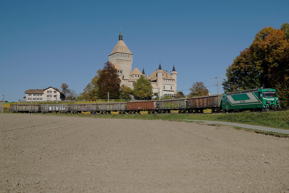 Jahresr�ckblick 2017
von Walter Ruetsch, Riedholz
OKTOBER
MBC/BAM: Transports de la R�gion Morges Bi�re Cossonay.
Einer der letzten Zuckerr�benz�ge mit der Ge 4/4 22 und 7 EAOS, verladen auf Rollb�cken, bei Vufflens le Ch�teau am 17. Oktober 2017.
