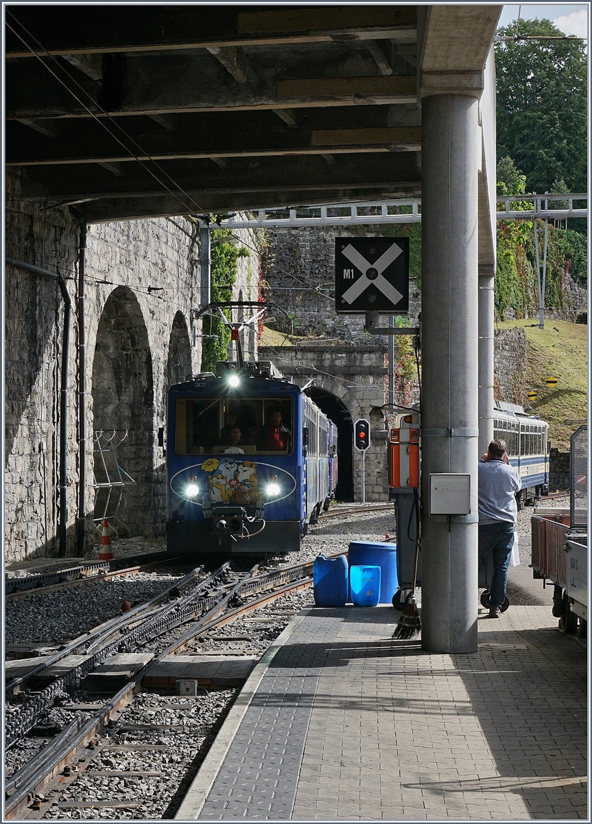 Je nachdem was man als Motiv betrachtet könnte man bemängeln  Motiv verdeckt... 
Der von Rochers de Naye eintreffende Bhe 4/8 302 und 303 sowie der abgestellte Bhe 4/8 304 werden von einem weit angereisten Fotografen festgehalen. 
16. Sept. 2017