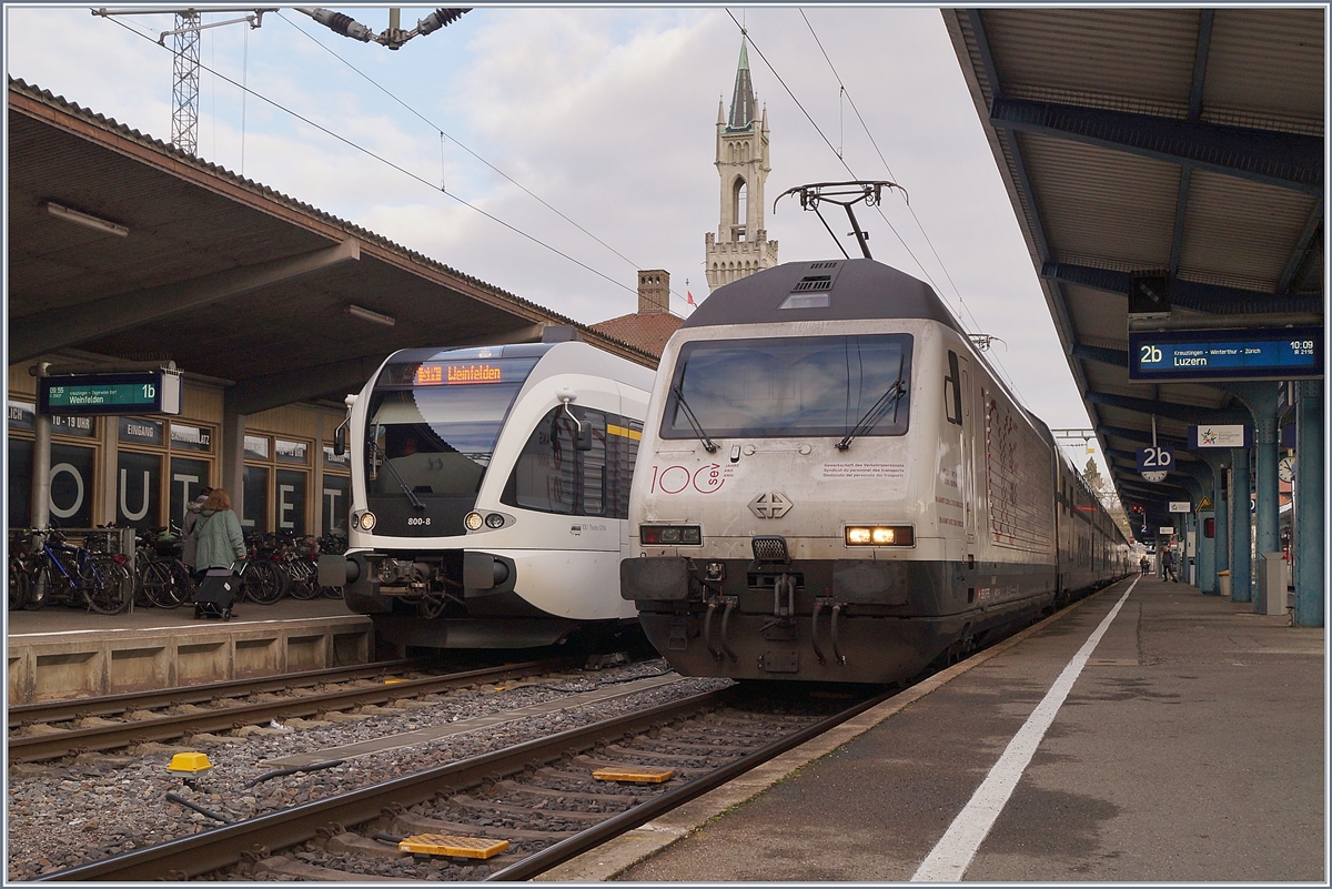 Jubiläums-Werbeloks am Grossen und Kleinen See: In Konstanz wendet die SBB Re 460 113-4 (UIC 91 85 4 460 113-4 CH-SBB)  100 Jahre SEV  mit ihrem IR 75. Gemäss einer kurz nach diesem Bild verfassten Pressemitteilung soll die Lok ab dem 1. April 2020 wieder gereinigt werden.

10. Dezember 2019