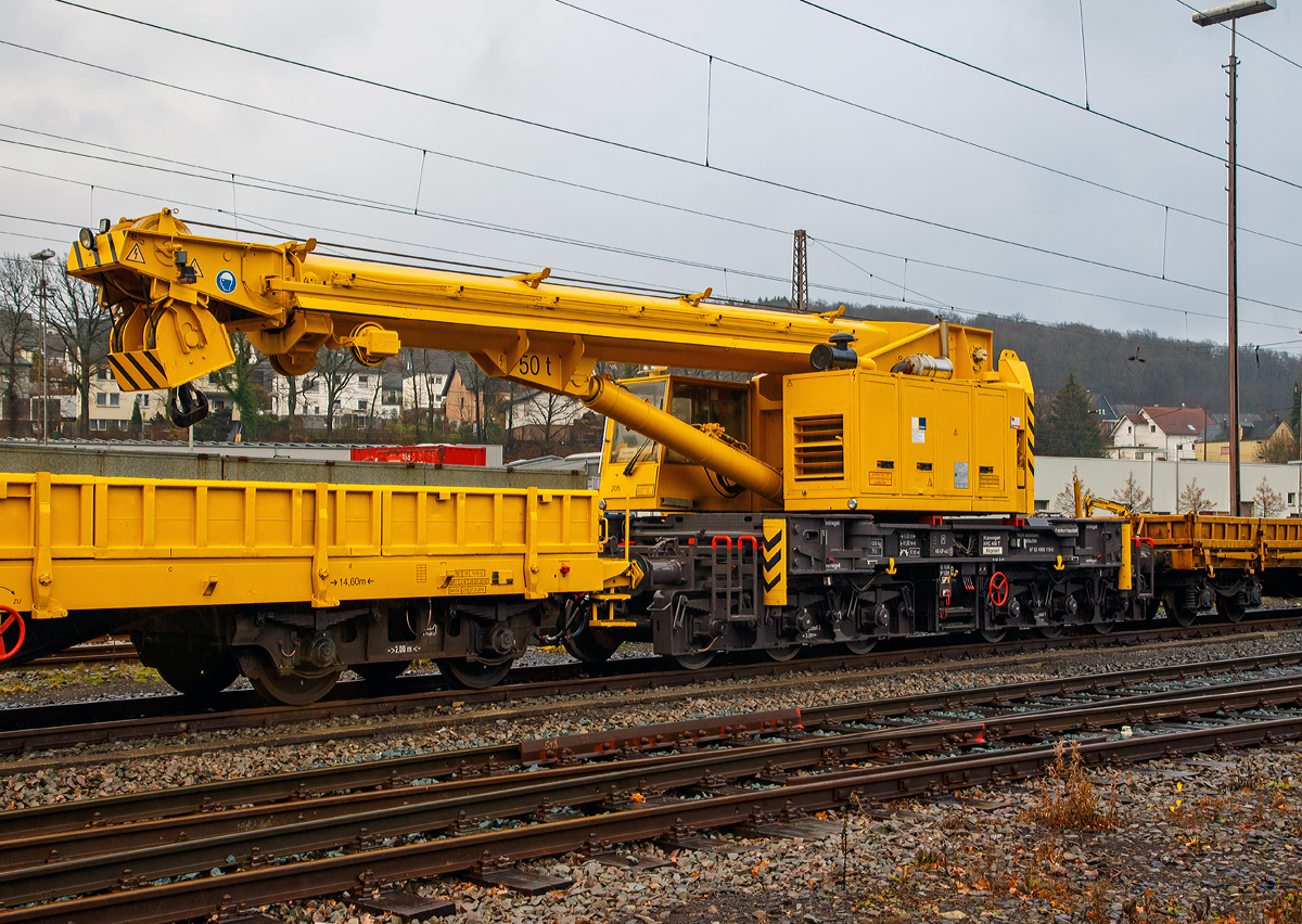 
KIROW 50t-Gleisbauschienenkran MULTI TASKER KRC 400 T der Hering Bau (Burbach), Schweres Nebenfahrzeug Nr. 97 82 4950 119-5 D-HGUI, abgestellt am 08.12.2018 in Kreuztal. 

Vor und hinter dem Kran jeweils ein Schutzwagen, vorne der 80 80 3900 002-7 D-HGUI Schutzwagen der Gattung Rs und hinten der 80 80 3948 003-9 D-HGUI Schutzwagen der Gattung Res.

Der Kran KIROW KRC 400 T wurde 1996 von Kirow in Leipzig unter der Fabriknummer 106700 gebaut und an die Hering Bau geliefert. Die Firma Hering Bau gehört in Deutschland zu den größten Eisenbahnkran-Dienstleistern, sie hat 12 eigene Krane.

Der 50-t-Eisenbahndrehkran wird für den Aus-und Einbau von schweren Betonweichen, Gleisjochen und Hilfsbrücken sowie für die Montage von Ingenieurbauwerken eingesetzt. Bei Havarien auf Bahnstrecken leistet er schnelle Hilfe zum Bergen schwerer Lasten.

TECHNISCHE DATEN:
Spurweite: 1.435 mm 
Achsanzahl: 8
Achsfolge: unbek.
Länger über Puffer: 11.000 mm (ohne Kranausleger)
Drehzapfenabstand: 6.000 mm
Achsabstand im Drehgestell: 2 x 1.500 mm = 3.000 mm
Lauf.- und Treibraddurchmesser: 920 mm (neu)
Eigengewicht: 111 t
Fahrgeschwindigkeit im Zugverband (geschleppt): 120 km/h
Fahrgeschwindigkeit mit Eigenantrieb: 20 km/h
Zugelassen für Streckenklasse: CS 04 (Schwerwagengruppe)
kleinster befahrbarer Radius: 90 m
Bremse: KE-GPmZ
Handbremse: ja
