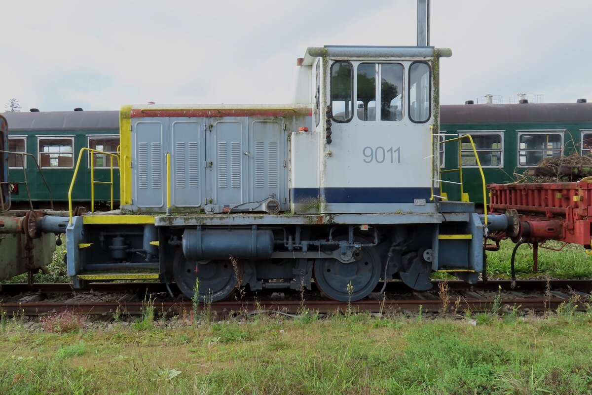 Kleinlok 9011 steht am 22 September 2023 bei der CFV3V in Mariembourg und tragt die moderne NMBS-Farben, die dieser reihe nie getragen hat: Reeks 90 wurde den 70er Jahre umgebaut in Reeks 91 und die letzte Verschiebelok dieser reihe verschwunden aus die taglichen Dienst vor die neue Farben gemeinsam waren bei die NMBS.