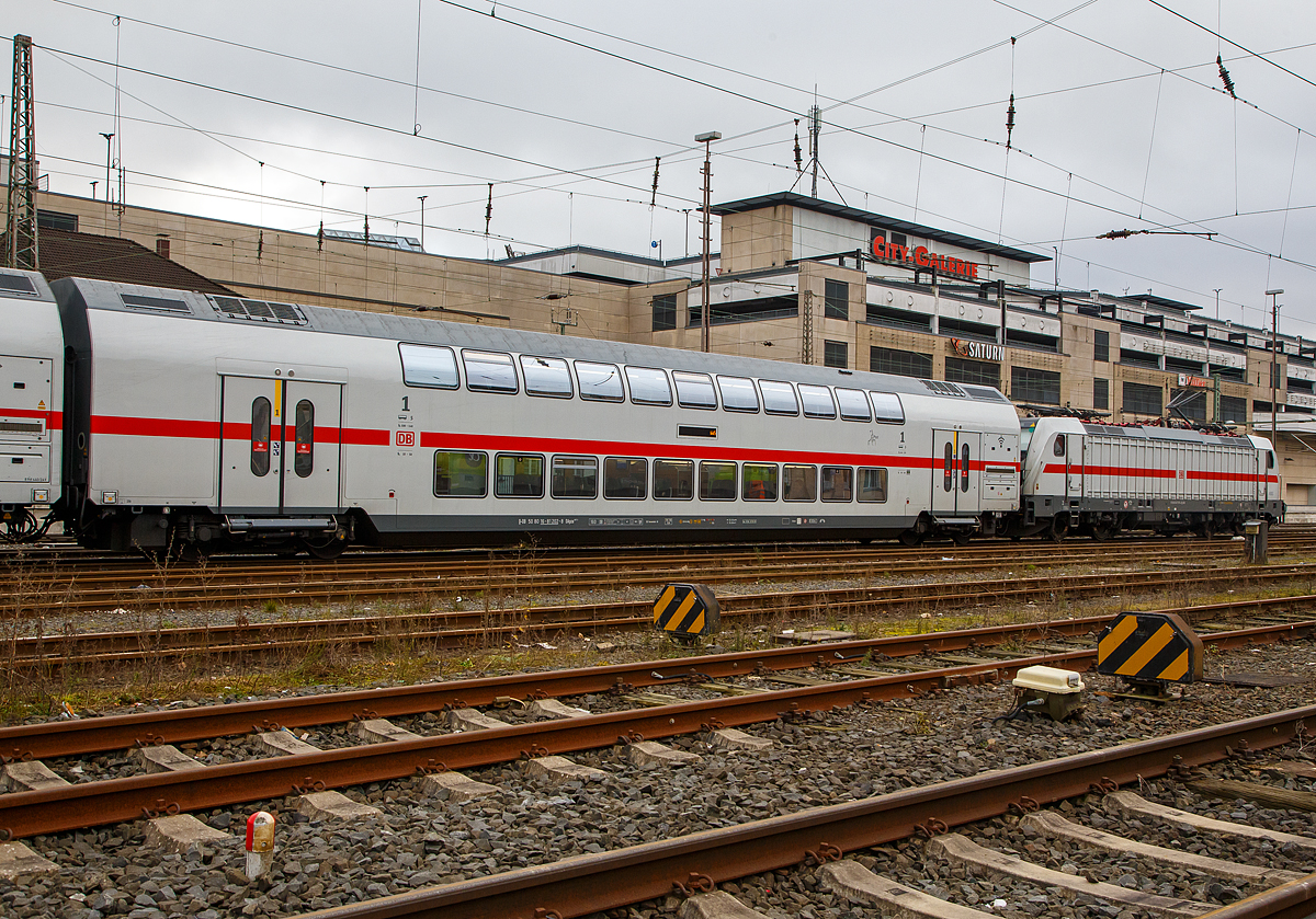Klimatisierter 1. Klasse IC2-Doppelstock- Reisezugwagen (Twindexx Vario, Mittelwagen), D-DB 50 80 16-81 202-5, der Gattung DApza 687.4, der DB Fernverkehr AG, am 19.12.2021 im Zugverband abgestellt im Hauptbahnhof Siegen, als Wagen 5 der IC 2 Zuggarnitur 4903.

Der Wagen wurde 2020 von Bombardier Görlitz gebaut.

TECHNISCHE DATEN: 
Gattung/Bauart: DApza 687.4
Spurweite: 1.435 mm
Anzahl der Achsen: 4
Länge über Puffer: 26.800 mm
Wagenkastenlänge: 26 400 mm
Wagenkastenbreite: 2.784 mm
Höhe über Schienenoberkante: 4.632 mm
Drehzapfenabstand: 20.000 mm
Achsstand im Drehgestell: 2 500 mm
Drehgestellbauart:  Görlitz IX
Leergewicht:  55 t
Höchstgeschwindigkeit: 160 km/h (optional 189 km/h)
Sitzplätze: 70 in der 1. Klasse
Toiletten: 2, geschlossenes System
Einstieg: Hoch
Kleister befahrbarer Gleisbogen: R 90 m
Bremse: KE-R-A-Mg (D)