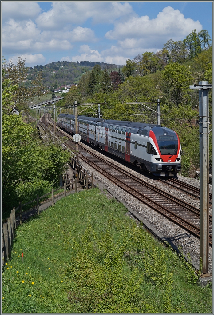 ...kommt bei Bossière bereits der RE nach Romont angefahren.
23. April 2014