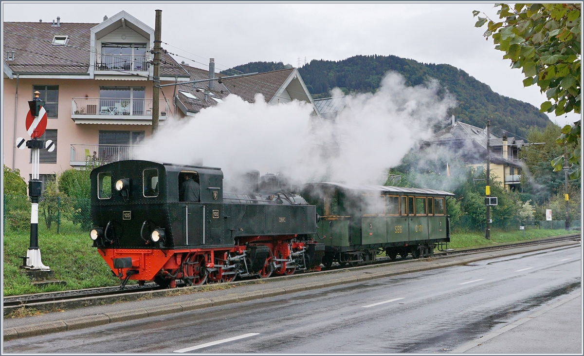 Kurz, aber einheitlich Süddeutsch zeigt sich dieser Blonay Chamby Dampfzug mit der G 2x 2/2 105 und der SEG C4 171 bei der Ankunft in Blonay.

26. Sept. 2020