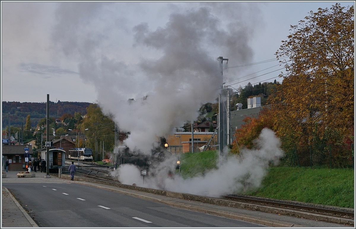  LA DER 2020 du Blonay-Chamby  / Saison Abschluss der Blonay-Chamby Bahn: Mit einem verstärkten Fahrplan und viel Dampf wird vor dem  Winterschlaf  nochmals viel Betrieb gemacht. 

Vor lauter Rauch und Dampf sieht man die in Blonay rangierende G 2x2/2 105 kaum. 

24. Okt. 2020