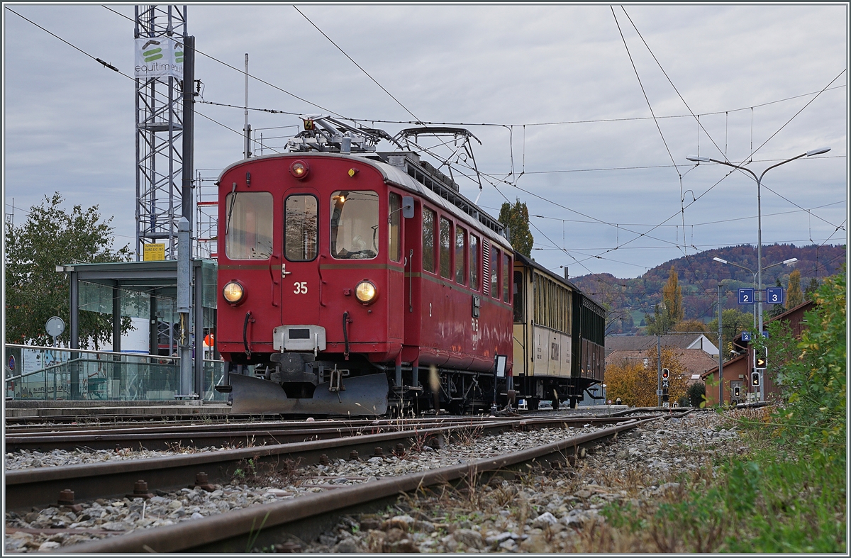 LA DER 2020 du Blonay-Chamby  / Saison Abschluss der Blonay-Chamby Bahn: Mit einem verstärkten Fahrplan und viel Dampf wird vor dem  Winterschlaf  (bzw. Arbeit im Dépôt Chaulin) nochmals viel Betrieb gemacht. Der letzte Riviera Belle Epoque Zug von Vevey nach Chaulin zeigt sich in Blonay als  reinrassiger  RhB Zug mit dem ABe 4/4 I N° 35 und den beiden RhB Wagen As2 (Baujahr 1903) und AB2 121 (Baujahr 1903). Zur optischen Verstärkung erhält der Zug ab Blonay noch Vorspann vom MOB FZe 6/6 2002, der dieses Jahr eher selten zu sehen war. 

25. Okt. 2020