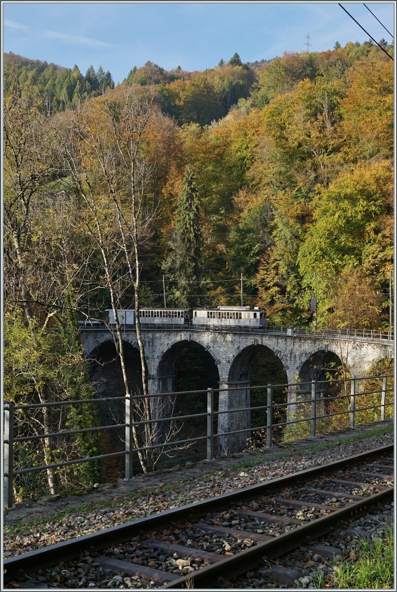  La DER de la Saison!  (Saisonabschlussfeier der Blonay-Chamby Bahn 2022) - Der als LLB ABFeh 2/4 10 angeschriebene BCFeh 4/4 der Blonay-Chamby Bahn fährt mit passenden LLB Wagen über den Baye de Clarens Viadukt in Richtung Chamby.

30. Oktober 2022