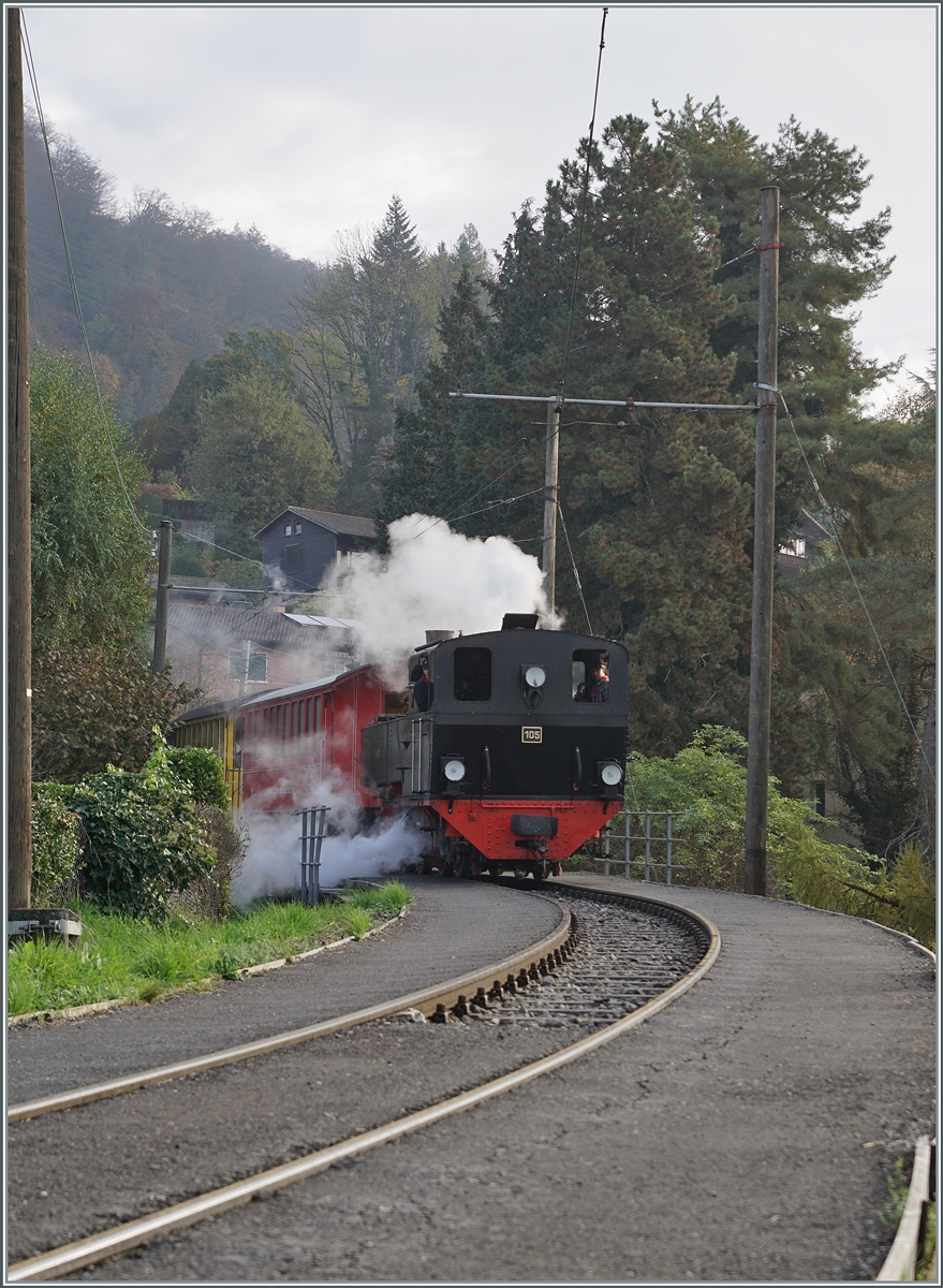 La DER de la Saison / Das Saison Ende der Blonay Chamby Bahn 2024 - Seit einigen Jahren zeigt die Blonay Chamby Bahn zum Saison Ende mit einem verdichteten Fahrplan noch einmal ihrere herrlichen Fahrzeuge im Einsatz. 
Gleich zu Beginn erreicht die SEG G 2x 2/2 105 mit dem Riviera Belle Epoque Blonay. Der Zug wird als Leermaterial nach Blonay geführt und fährt dann als Riviera Belle Epoque nach Vevey. 

27. Okt. 2024