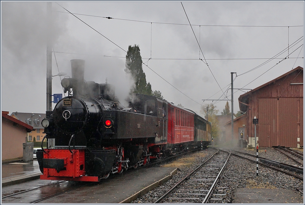 La Dernière du Blonay - Chamby - das 50. Jahre Jubiläum beschliesst die Blonay Chamby Bahn mit einer Abschlussvorstellung und liess es nochmals so richtig dampfen: Mit der SEG 2x 2/2 am Schluss (und der JS 109/ BAM 6 an der Spitze) dampft der  Riviara Belle Epoque  Richutung Vevey.
Blonay, den 28. Oktober 2018