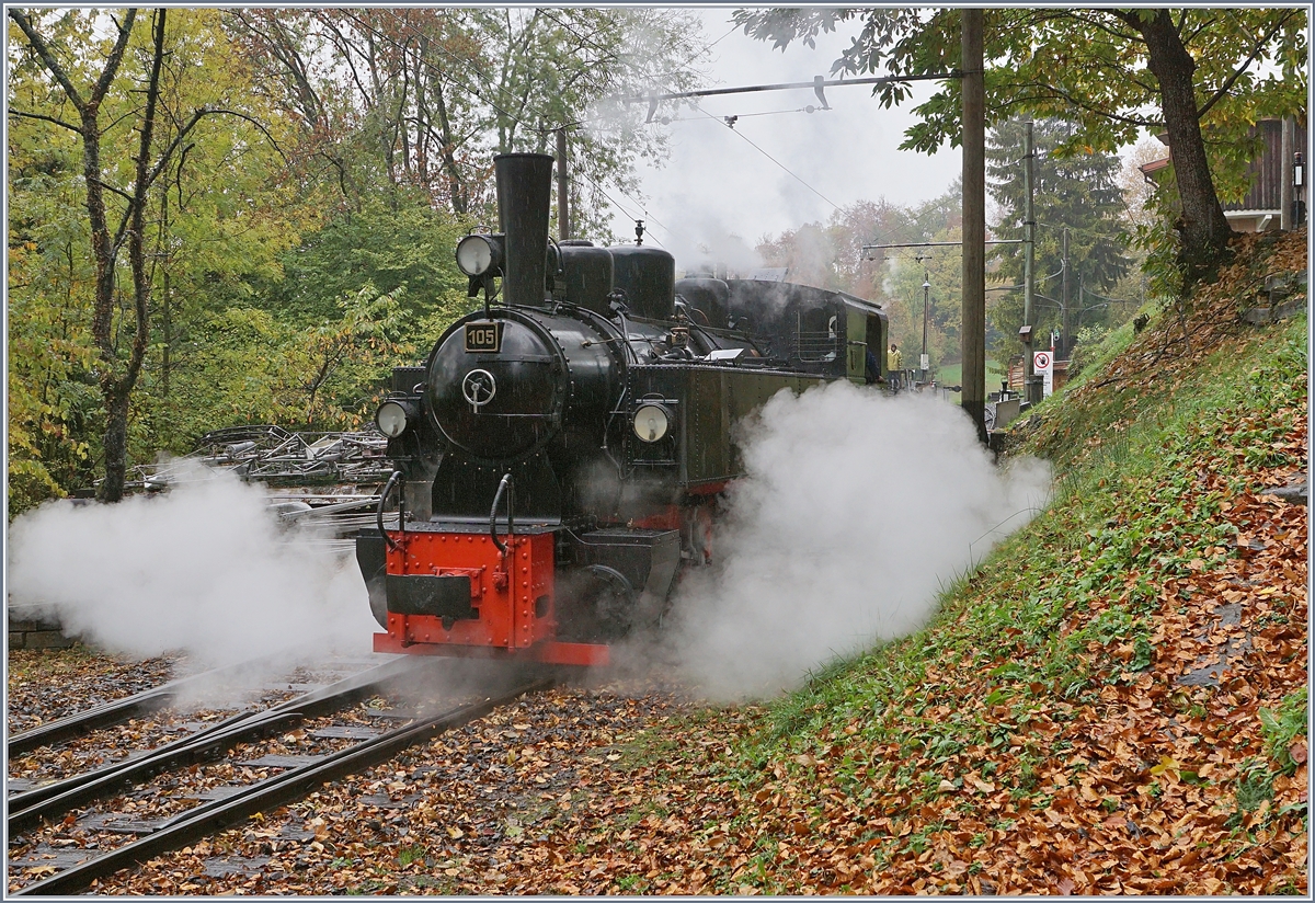 La Dernière du Blonay - Chamby - das 50. Jahre Jubiläum beschliesst die Blonay Chamby Bahn mit einer Abschlussvorstellung und liess es nochmals so richtig dampfen: die SEG G 2x 2/2 105 bei der  Bifurcation  in Chaulin.

27. Oktober 2018