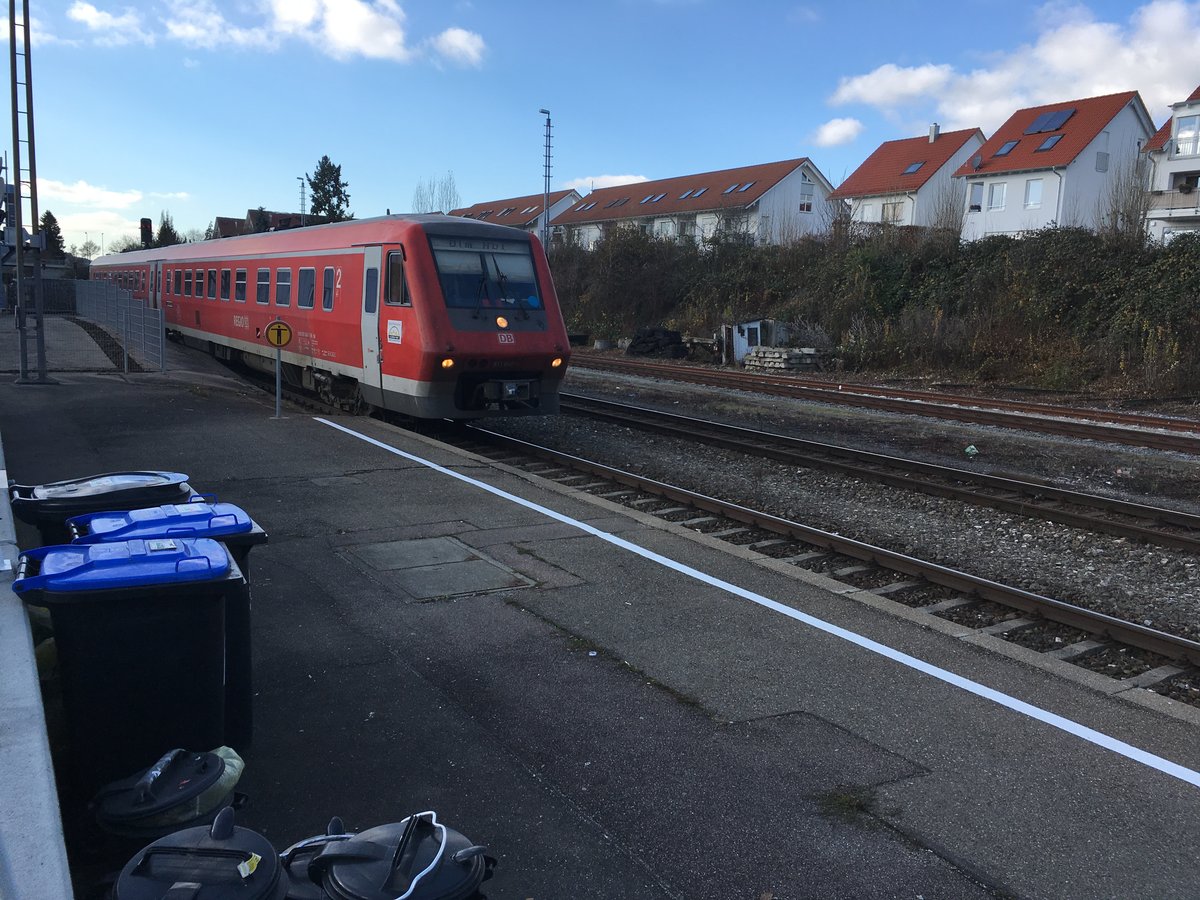 Lange soll die Br 611 nicht mehr unterwegs sein, zumindest nicht mehr auf ihren  Stammlinien  in und um Ulm.

Momentan sind die 611 auf der Donautalbahn noch in überzahl und man sieht die Br 612 noch eher zum kleinteil aber dies soll sich bald ändern, denn die Br 611 soll im laufe des Jahres 2017 komplett durch modernisierte im Landesdign ausgestattete Triebwagen der Br 612 ersetzt werden.

Auch auf der Hochrheinbahn wo bislang noch gar keine 612 unterwegs sind soll die Br 611 im Laufe der nächsten Jahre komplett durch die Br 612 abgelöst werden.

Deshalb habe ich auch heute mal wieder den Bahnhof Eningen (Donau) aufgesucht um eine Br 611 zu Fotografieren, 
auf dem Bild zu sehen ist 611 046 bei der Einfahrt als Ire 3209 nach Ulm Hbf in den Bahnhof Ehingen Donau am 28.11.16

