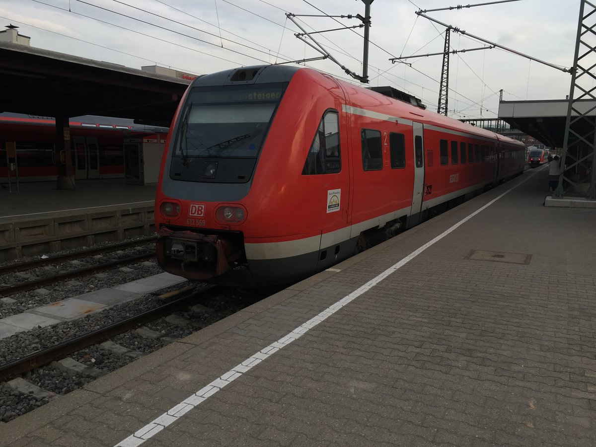 Langsam aber sicher zeigen sich immer mehr 612 auf der Donautalbahn um ihre älteren Geschwister der Br 611 abzulösen, sie sollen alle das neue Landesdesign BW innen & außen erhalten, aber die meisten sind noch Verkehrsrot Lackiert und haben noch die alte Inneneinrichtung.

So war 612 069 am 01.04.17 im Re Pendel zwischen Ulm und Sigmaringen eingeplant und kam als Re 22347 in Ulm an.

