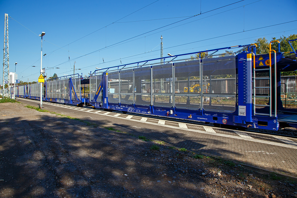 Leerer offener vierachsiger Doppelstock-Autotransportwaggon 27 80 4371 618-4 D-TOUAX, der Gattung Laaers, der irl�ndischen Vermietungsfirma TOUAX Rail Limited vermietet an die �sterreichische H�dlmayr International AG, am 08.10.2021 im Zugverband bei einer Zugdurchfahrt im Bahnhof Bonn-Beuel. Bei Touax werden diese Autotransportwagen als Laaers GREENBRIER (Greenbrier ist der Hersteller der Wagen).

TECHNISCHE DATEN:
Gattung: Laaers 
Spurweite: 1.435 mm
Anzahl der Achsen: 4
L�nge �ber Puffer : 31.000 mm
Achsabst�nde: 10.000 mm / 5.160 mm / 10.000 mm
Laufraddurchmesser: 760 mm (neu)
Ladel�nge : 30.070 mm (unten) / 30.550 mm (oben)
H�chstgeschwindigkeit: 100 km/h (120 km/h leer)
Eigengewicht: 34.000 kg
Nutzlast: 34,0 t ab Streckenklasse B (max. 17 t pro Ebene)
Kleinster befahrb. Gleisbogenhalbmesser: 75 m
Verwendungsf�higkeit: TEN GE
