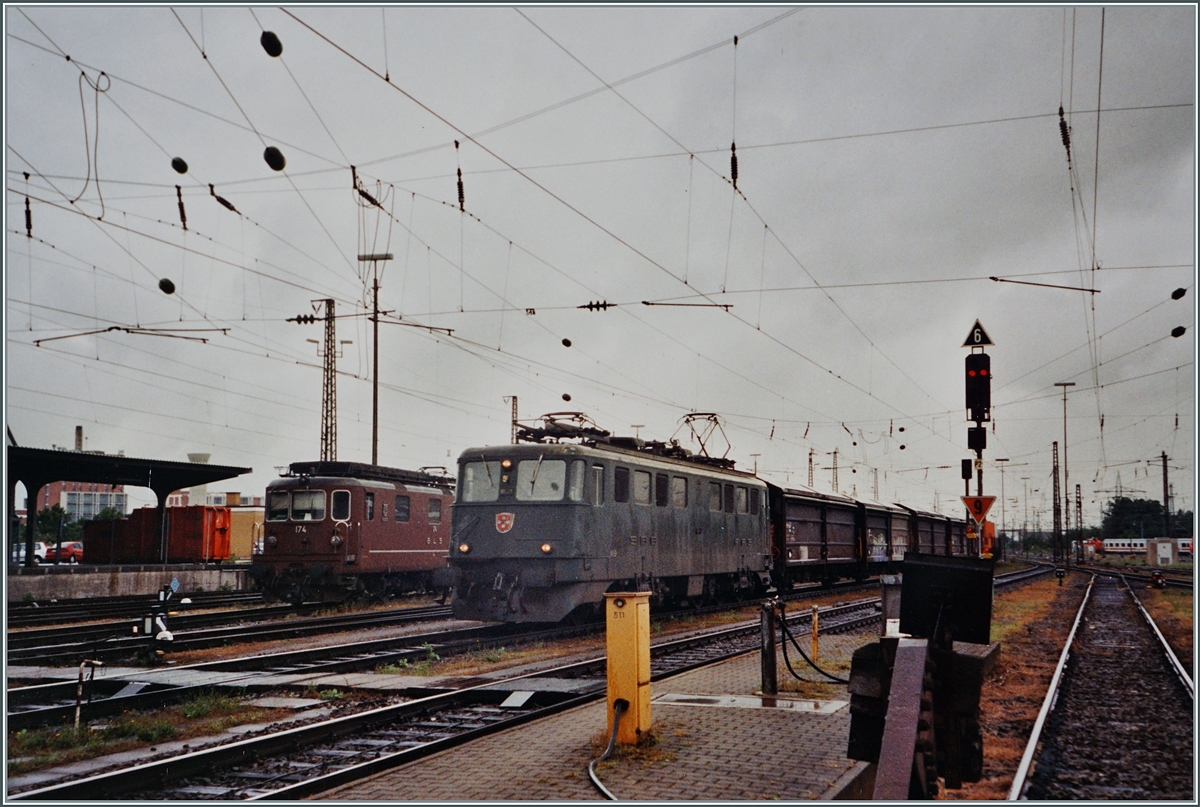Leider ist die Nummer dieser Ae 6/6  bei der Einfahrt in den Badischen Bahnhof von Basel nicht zu erkennen. 

Analogbild vom Juli 2005