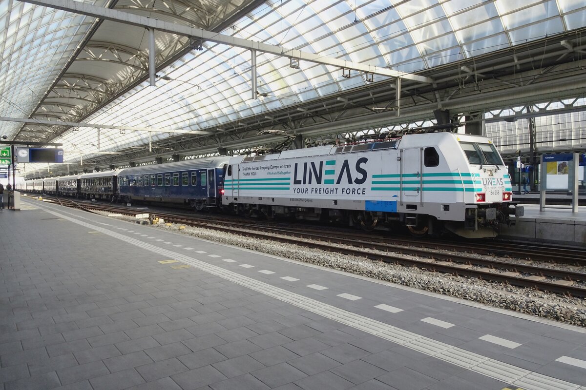 Leider in unschöne Lichtverhältnisse (Gegenlicht, Bahnsteighalle) aber doch: am 14 April 2022 steht Lineas 186 258 (mit ein Dankeschön für das Sorgpersonal während der COVID_19 Krise) am Kops der VSOE nach Venezia Santa-Lucia in Amsterdam Centraal. Die 186 258 wird dieser Zug bis Schaerbeek schleppen, wo eine NMBS HLE18 die Stüfe nach Aulnoye-Aymeries übernimmt. Dort steht eine SYBIC Baureihe 26000 aufs Program und die Schleppt die (dann schlafende) Reisenden nach Lyon, wo die letzte Stüfe mit wahrscheinlich eine Astride BB36300 volzogen werden soll.
