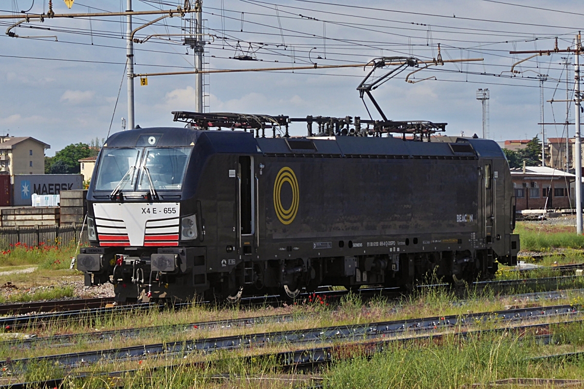 Lok 193-655 8, von Beacon, wurde von ihrem Zug getrennt und rangiert im Güterbereich des Bahnhofs von Verona Porta Nuovo. 09.05.2025
