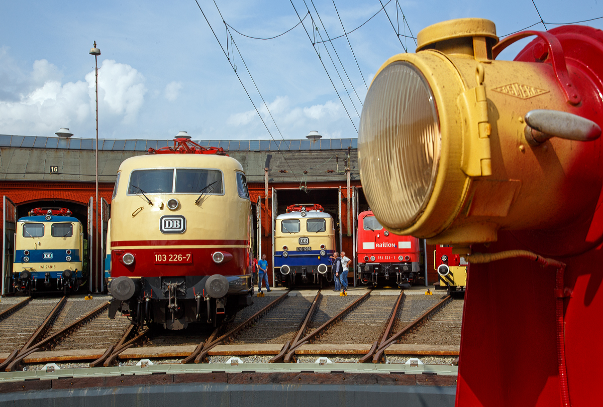 
Lokschuppenfest 2017 im Südwestfälischen Eisenbahnmuseums in Siegen, am 26.08.2017 ein Blick von der Drehscheibe auf der Legenden der DB.....
Von links nach rechts: Die 141 248-5, ex DB E 41 248, In der Sonderlackierung des  Karlsruher Zuges , die 103 226-7 (91 80 6103 226-7 D-DB) in den TEE-Farben purpurrot/elfenbein und die E 10 1239 / 110 239-1 (91 80 6 110 239-1 D-LCDB), ex DB E 10 239, im Ablieferzustand der Rheingold Farben Beige/ Kobaltblau. Ganz rechts die Lampe der 322 119-9 (ex Kö 4839).