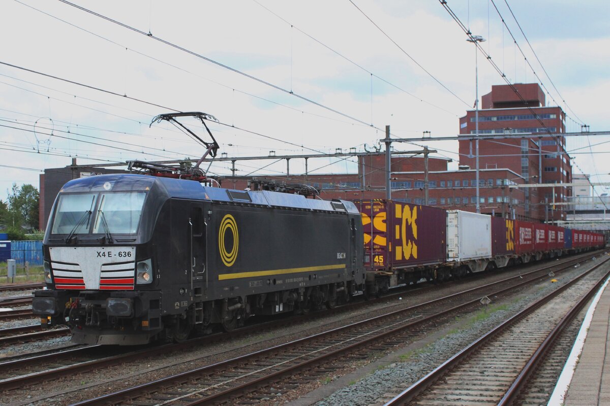 LTE X4E-636 steht mit ein aus Brwinow kommender KLV am 8 Juni 2024 in Amersfoort.