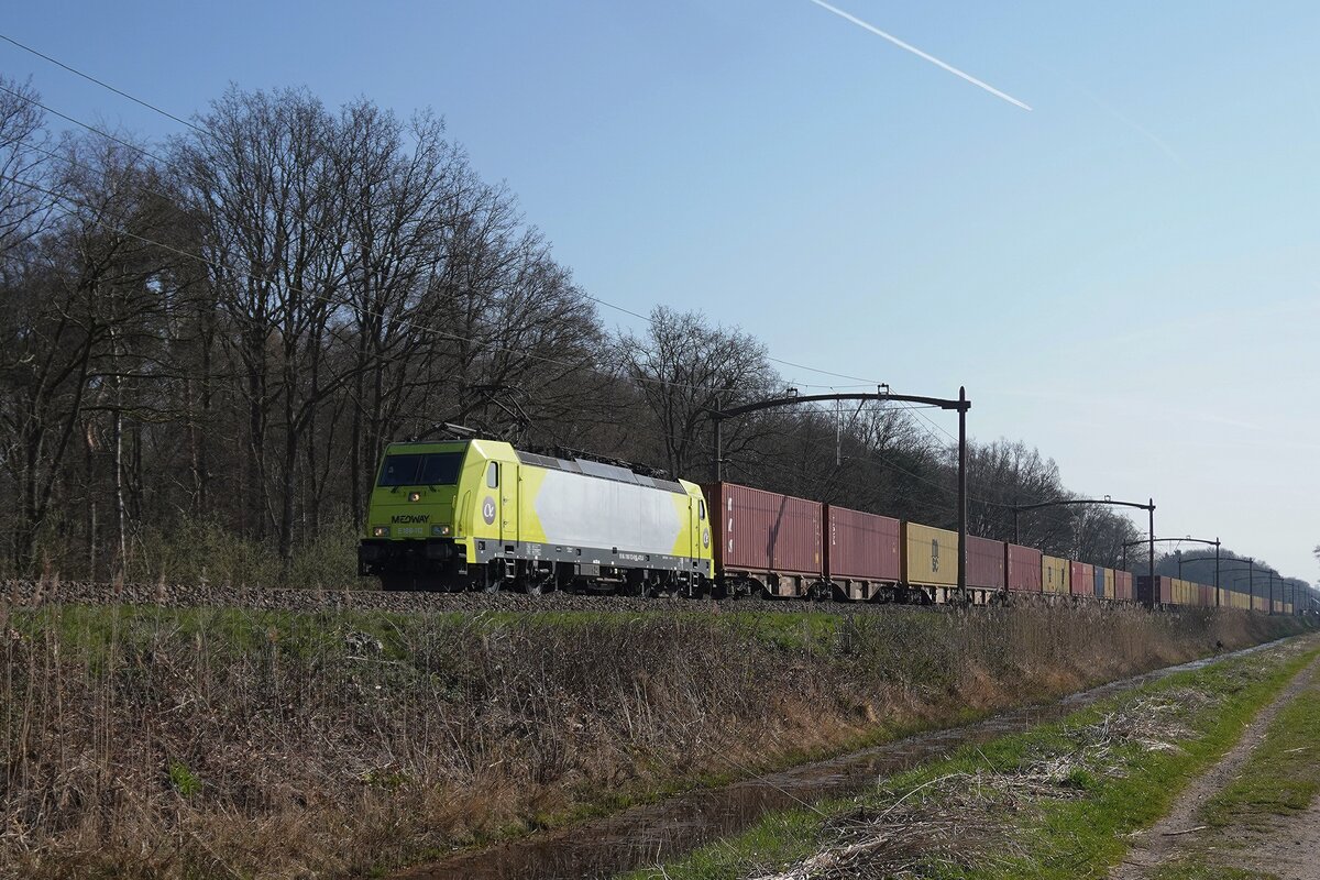 Medway 186 112 glänzt am 18 März 2026 beim Passage durch Tilburg Oude Warande mit ein KLV nach Antwerpen.