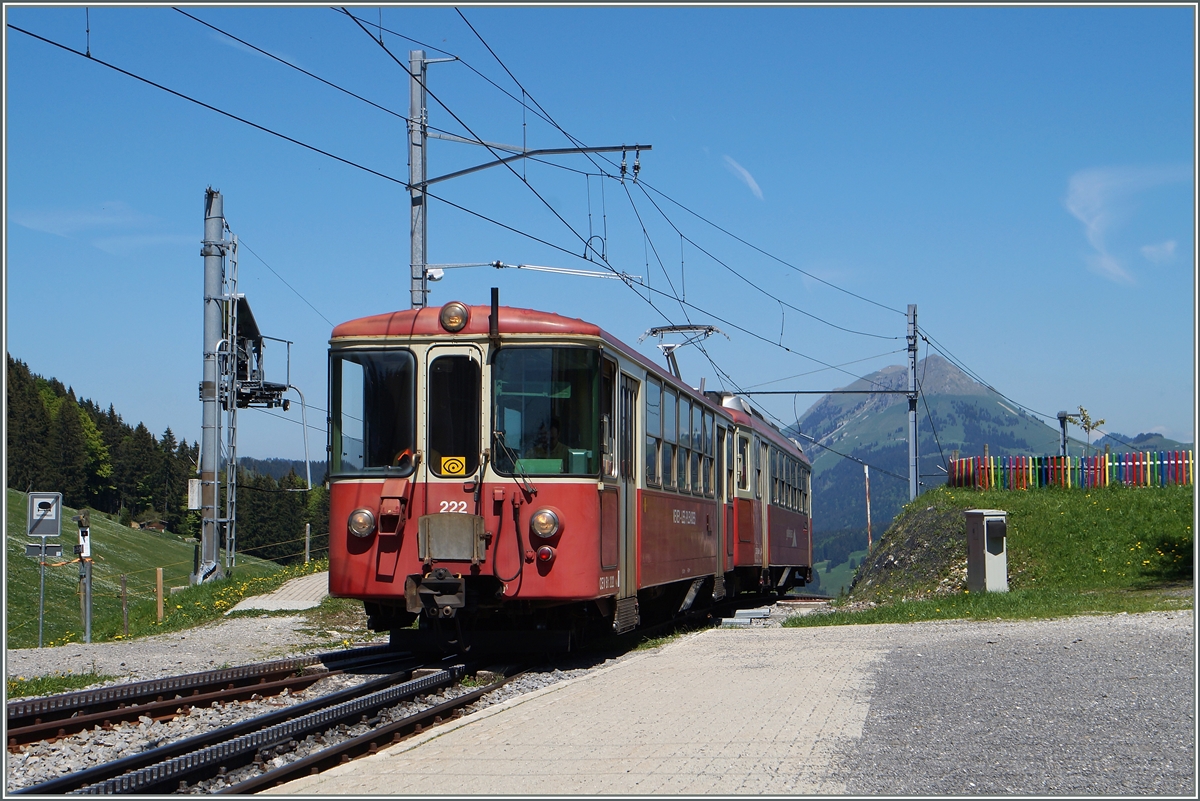Mit dem schiebenen CEV BDeh 2/4 und dem führenden Bt 222 erreicht der Regionalzug 1387 sein Ziel Les Pléiades. 
18. mai 2015