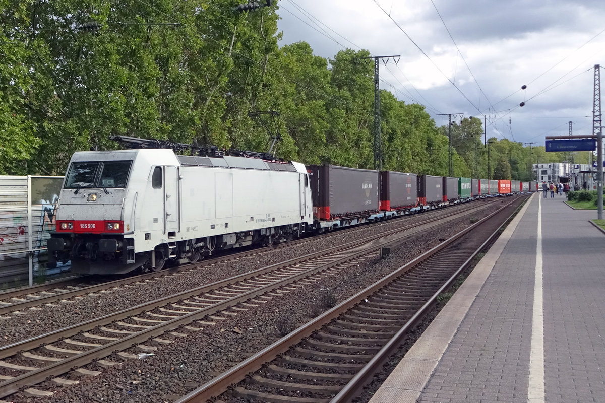 Mit ein KLV durchfahrt 186 906 K�ln S�d am 23 September 2019.