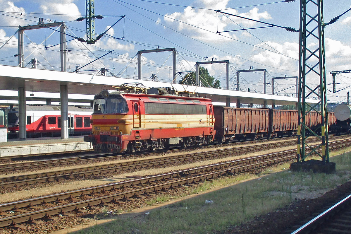 Mit ein Leerkohlezug durchfahrt ZSSK 240 126 Kelenf�ld.