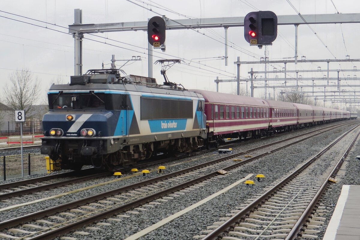 Mit ein privaten Nachtzug von Green City Trip am Haken treft am feuchtem 3.Februar 2022 TCS 102001 in Geldermalsen ein f�r ein Stopp von 3 Minuten.